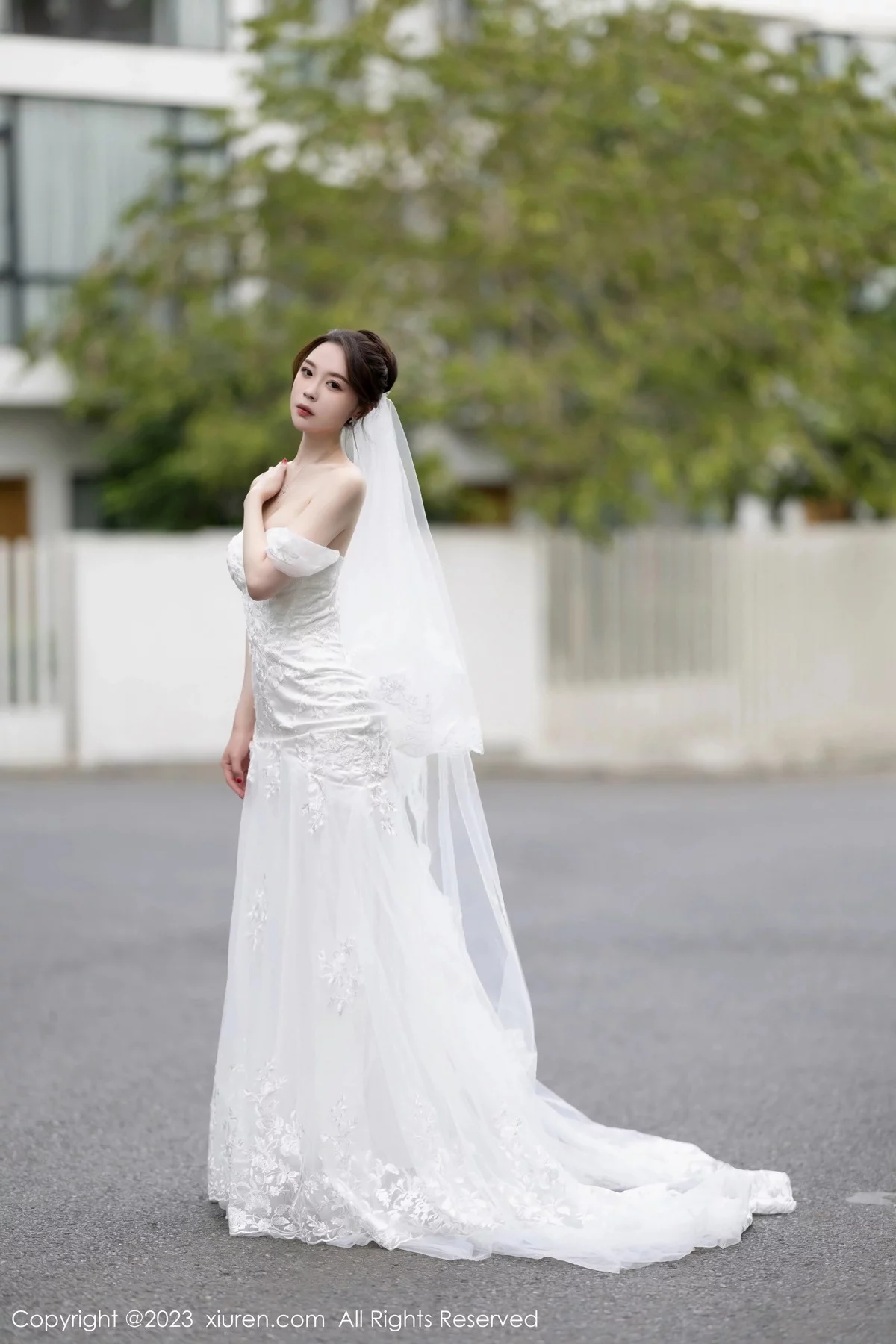 XiuRen第7310期_模特梦心玥安吉旅拍性感白色婚纱服饰半脱秀曼妙身姿诱惑写真83P