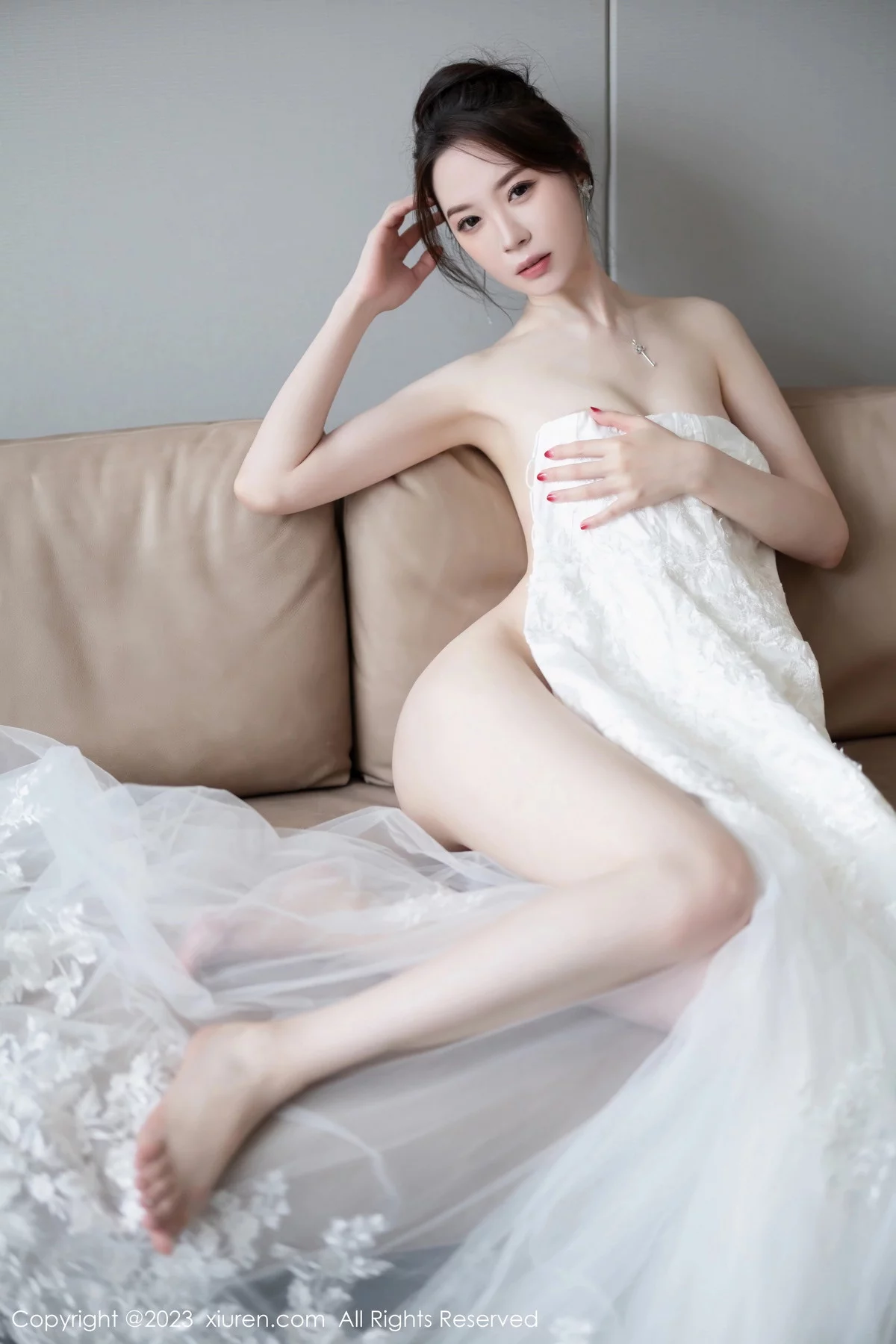 XiuRen第7310期_模特梦心玥安吉旅拍性感白色婚纱服饰半脱秀曼妙身姿诱惑写真83P