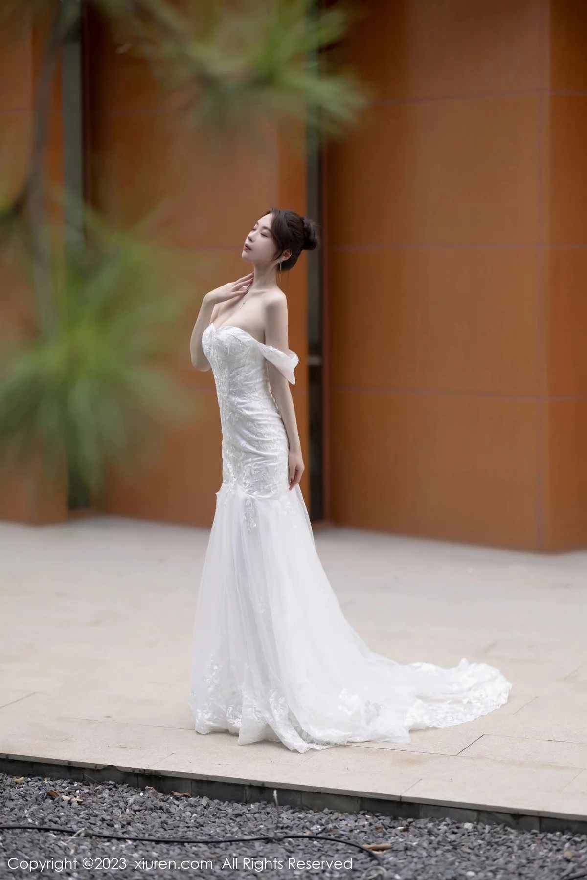 XiuRen第7310期_模特梦心玥安吉旅拍性感白色婚纱服饰半脱秀曼妙身姿诱惑写真83P