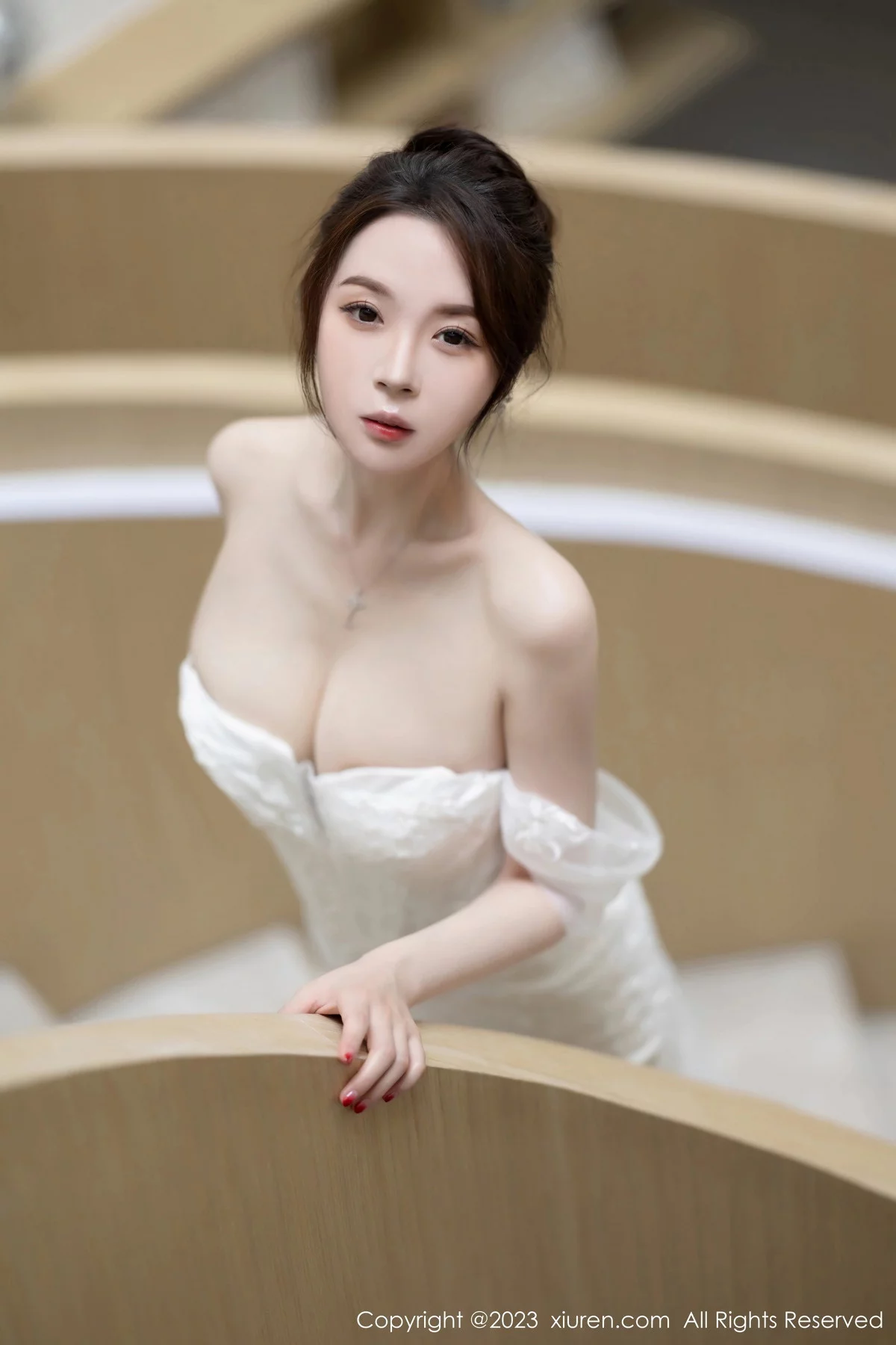 XiuRen第7310期_模特梦心玥安吉旅拍性感白色婚纱服饰半脱秀曼妙身姿诱惑写真83P