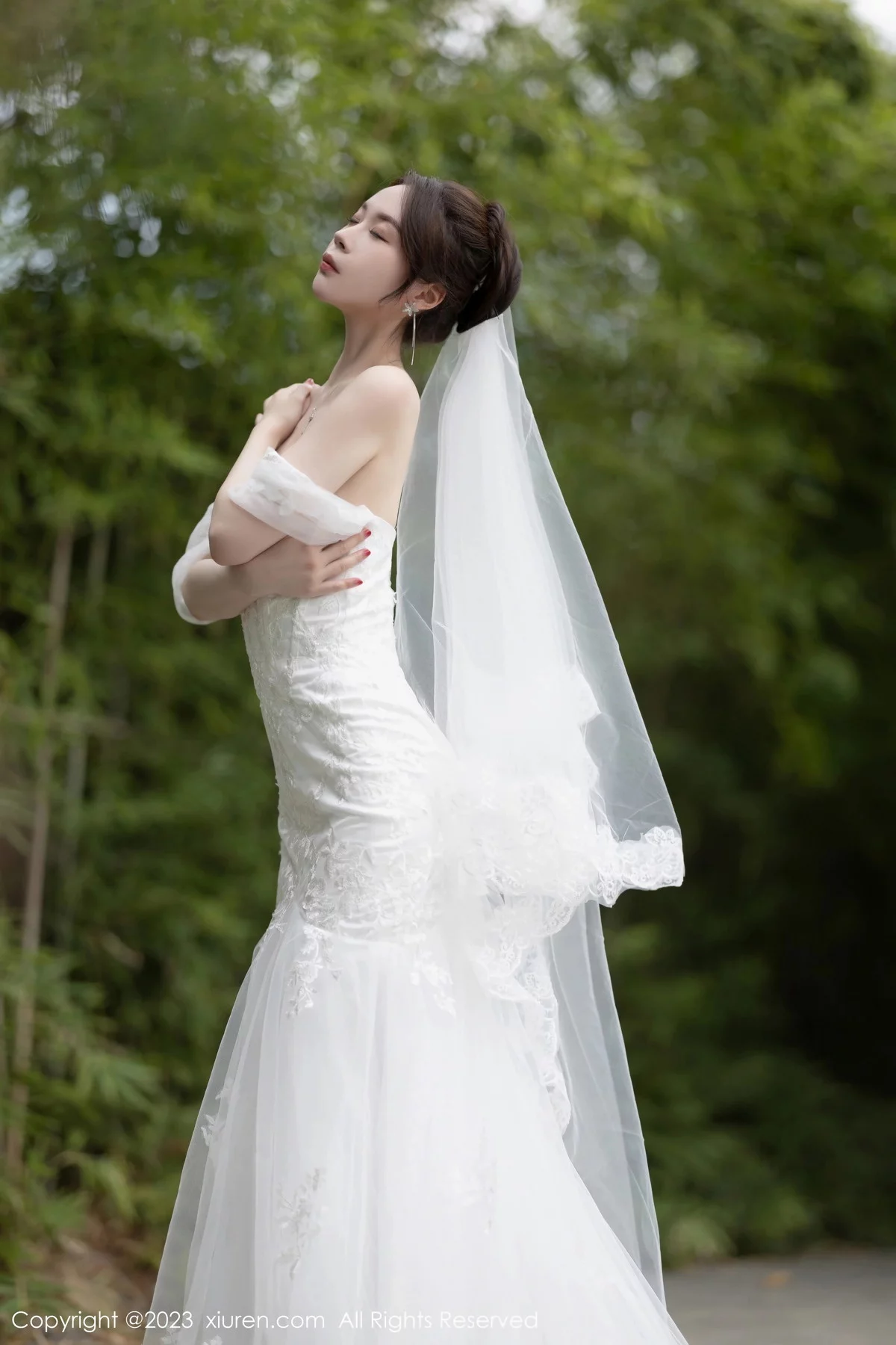 XiuRen第7310期_模特梦心玥安吉旅拍性感白色婚纱服饰半脱秀曼妙身姿诱惑写真83P