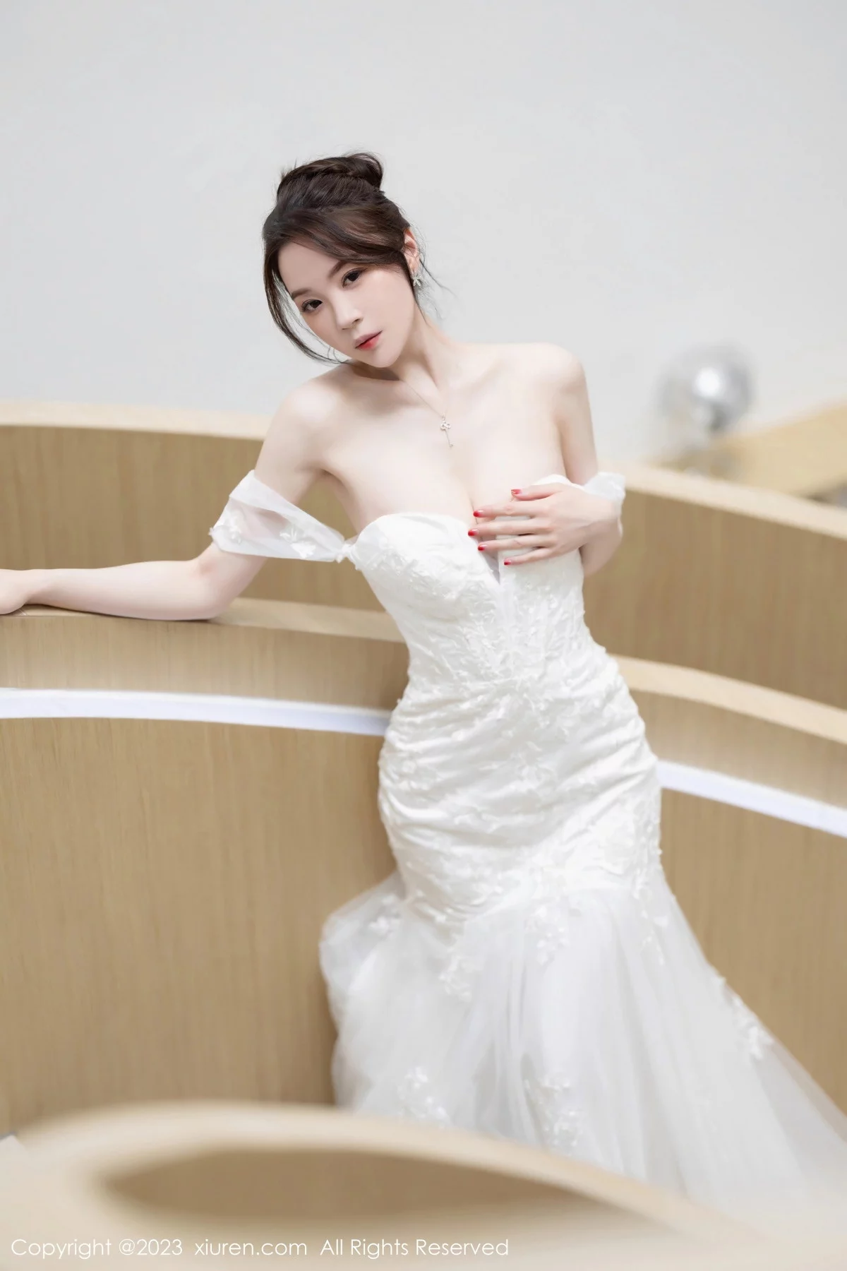 XiuRen第7310期_模特梦心玥安吉旅拍性感白色婚纱服饰半脱秀曼妙身姿诱惑写真83P