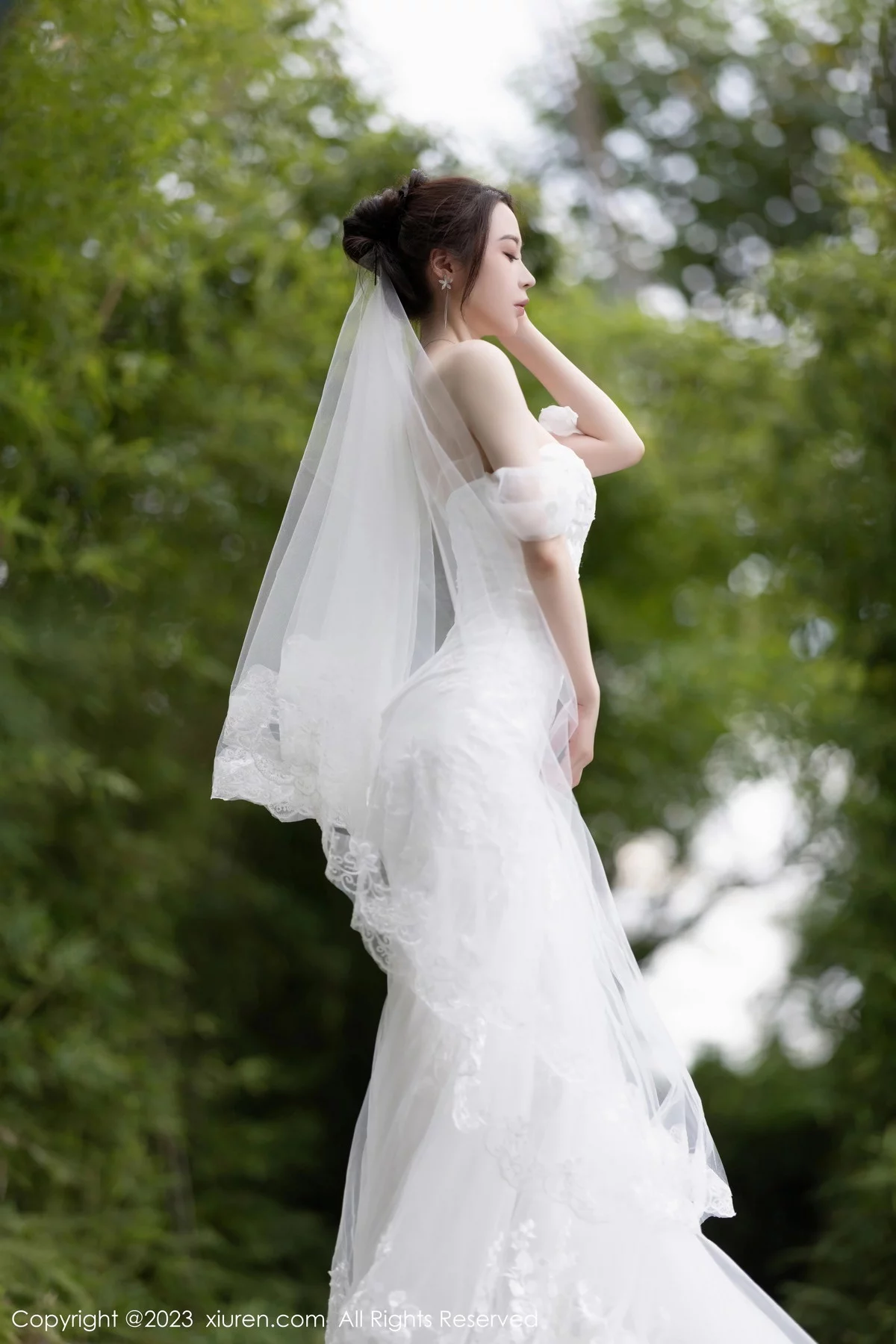 XiuRen第7310期_模特梦心玥安吉旅拍性感白色婚纱服饰半脱秀曼妙身姿诱惑写真83P