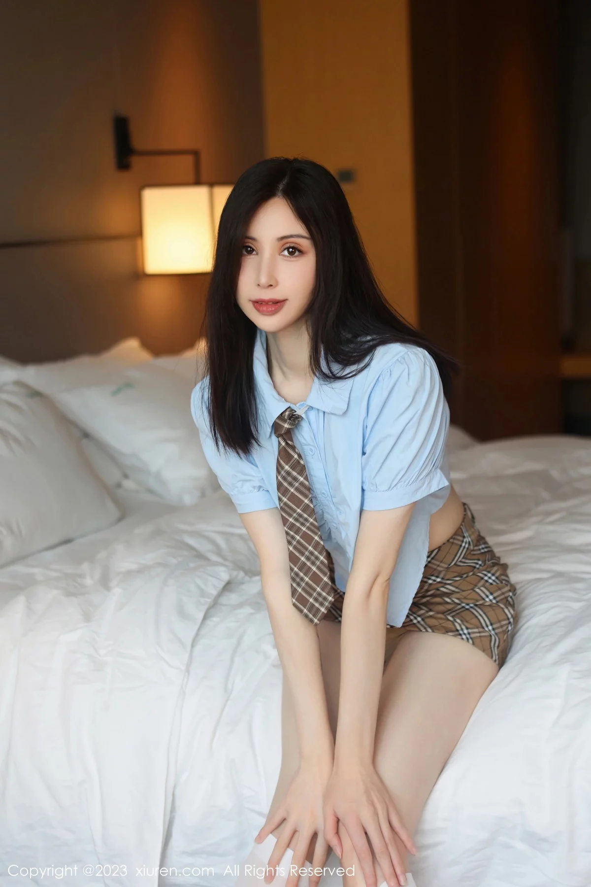 XiuRen第7306期_模特曼柔脱淡蓝上衣露性感蓝色蕾丝内衣配白丝袜迷人诱惑写真82P