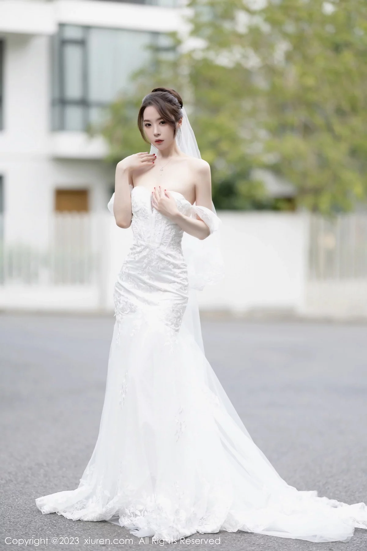 XiuRen第7310期_模特梦心玥安吉旅拍性感白色婚纱服饰半脱秀曼妙身姿诱惑写真83P
