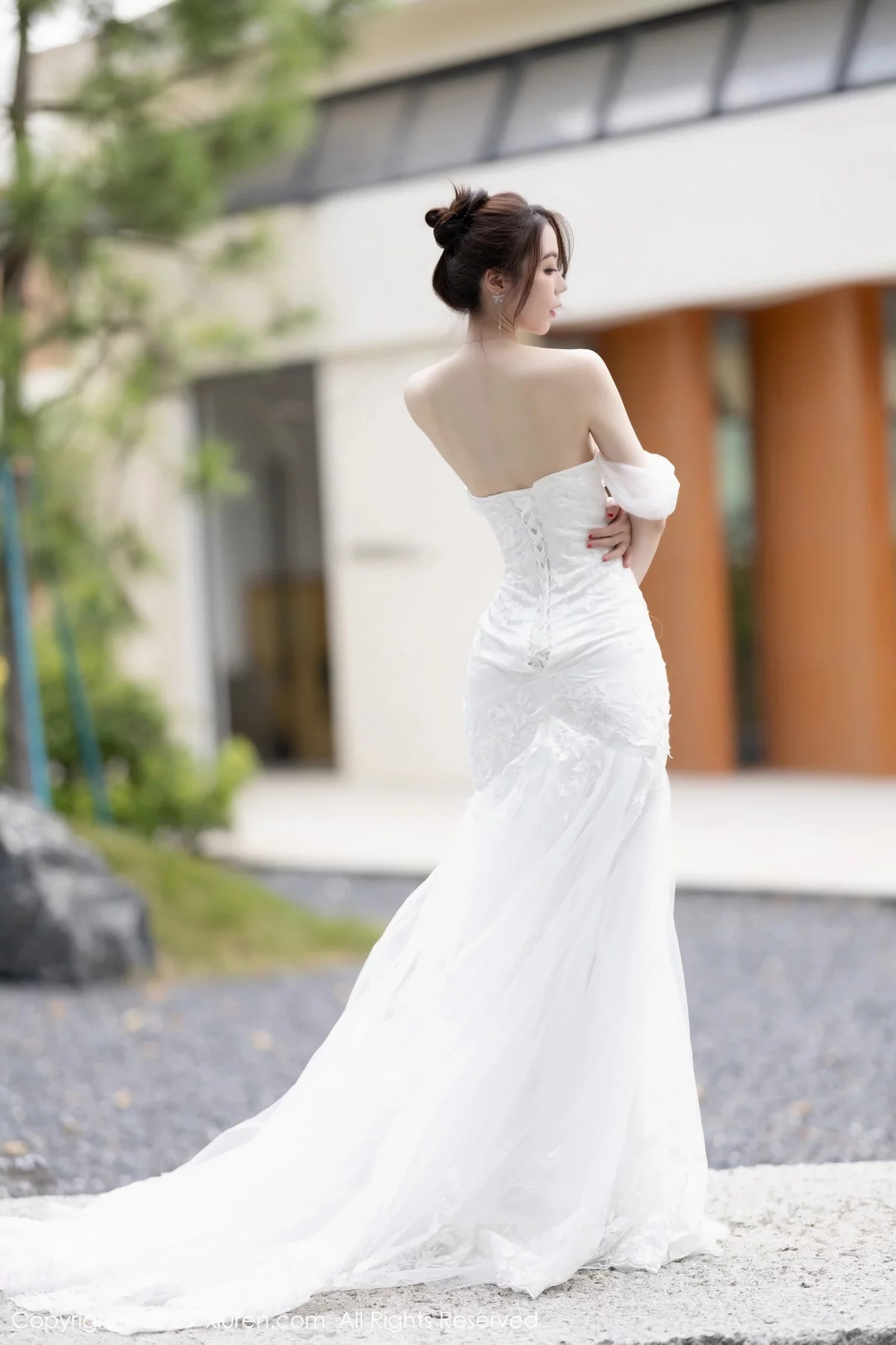 XiuRen第7310期_模特梦心玥安吉旅拍性感白色婚纱服饰半脱秀曼妙身姿诱惑写真83P