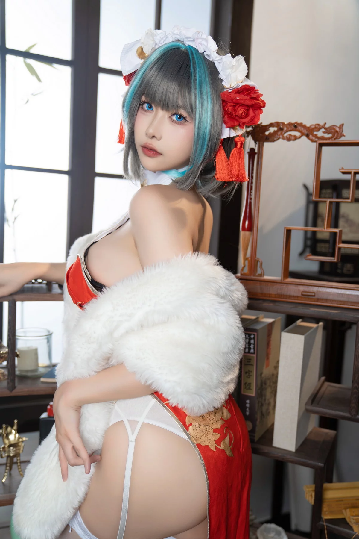 微博妹子Momoko葵葵柴郡本主题性感低胸礼裙+红色旗袍配白丝吊袜完美诱惑写真56P