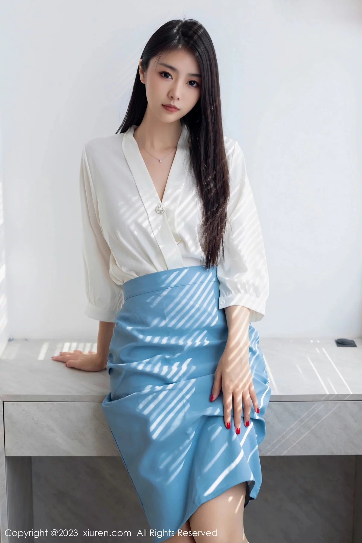 XiuRen第7314期_模特可乐Vicky性感白色上衣配蓝色裙露原色丝袜迷人诱惑写真81P
