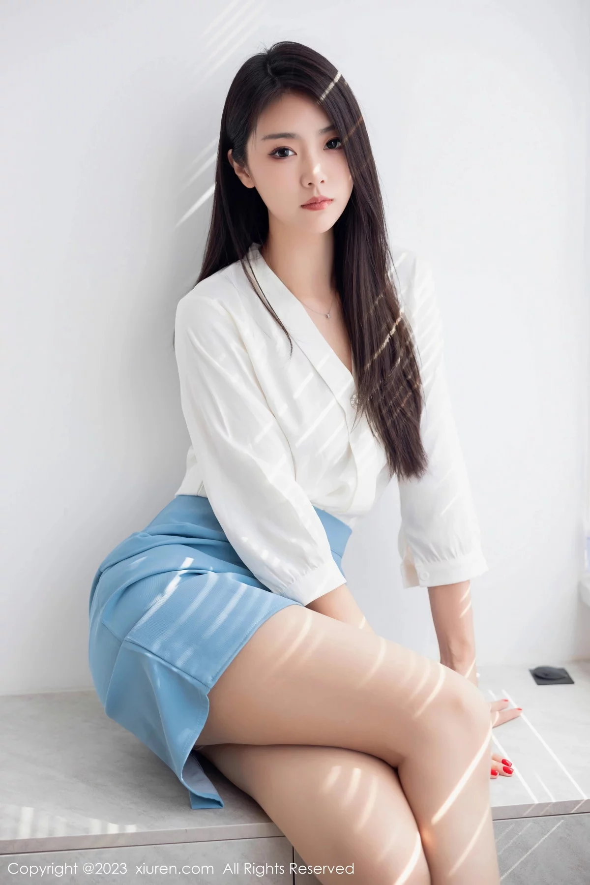 XiuRen第7314期_模特可乐Vicky性感白色上衣配蓝色裙露原色丝袜迷人诱惑写真81P
