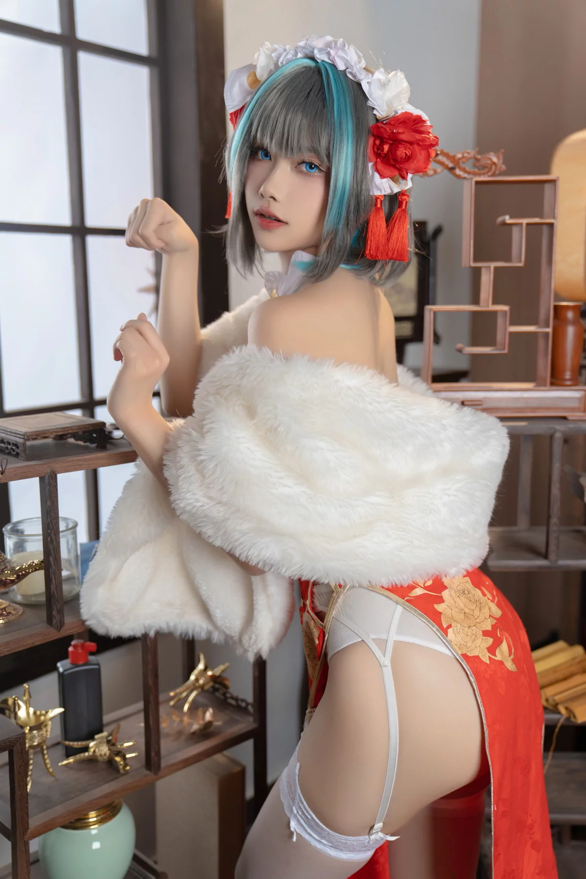 微博妹子Momoko葵葵柴郡本主题性感低胸礼裙+红色旗袍配白丝吊袜完美诱惑写真56P