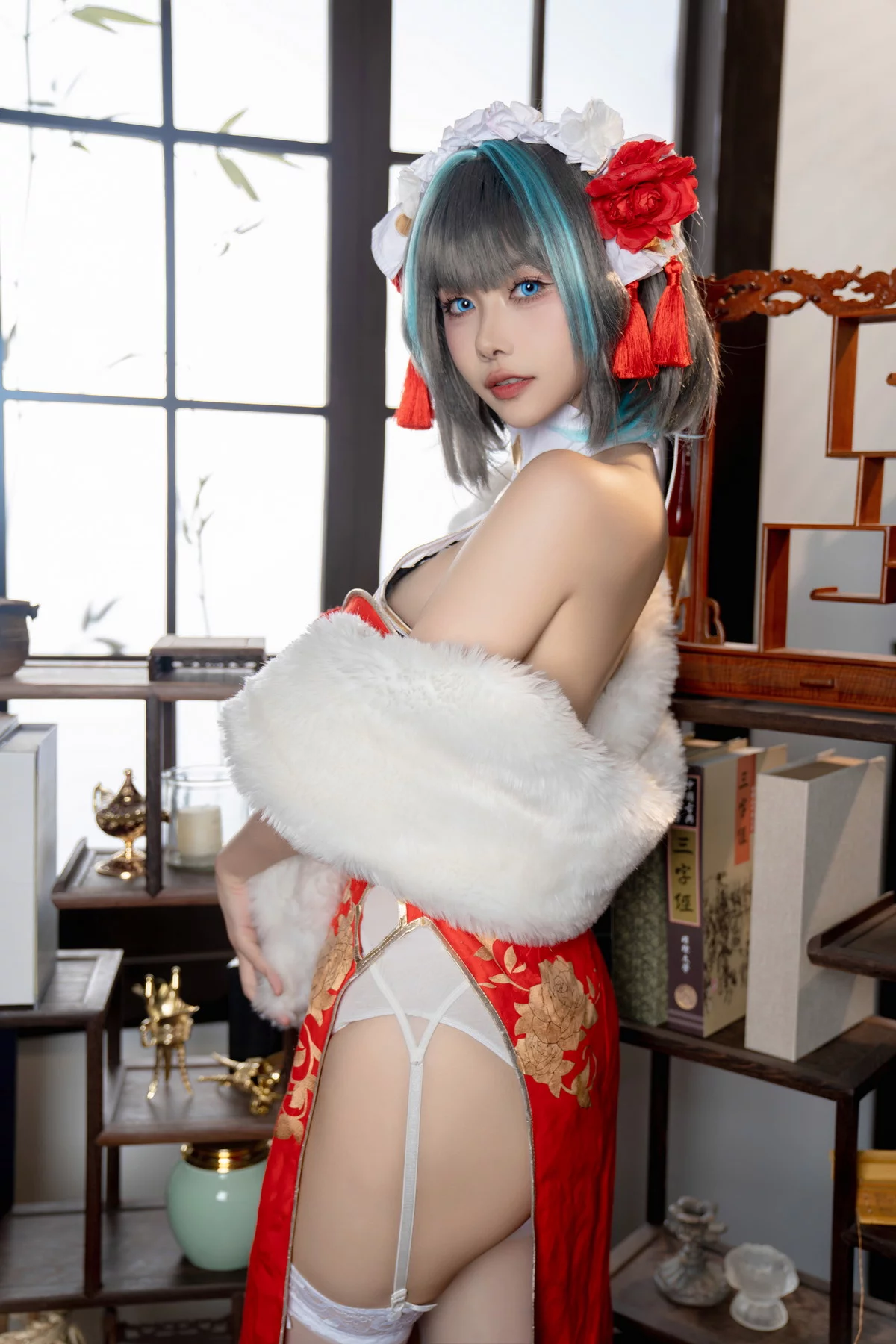 微博妹子Momoko葵葵柴郡本主题性感低胸礼裙+红色旗袍配白丝吊袜完美诱惑写真56P