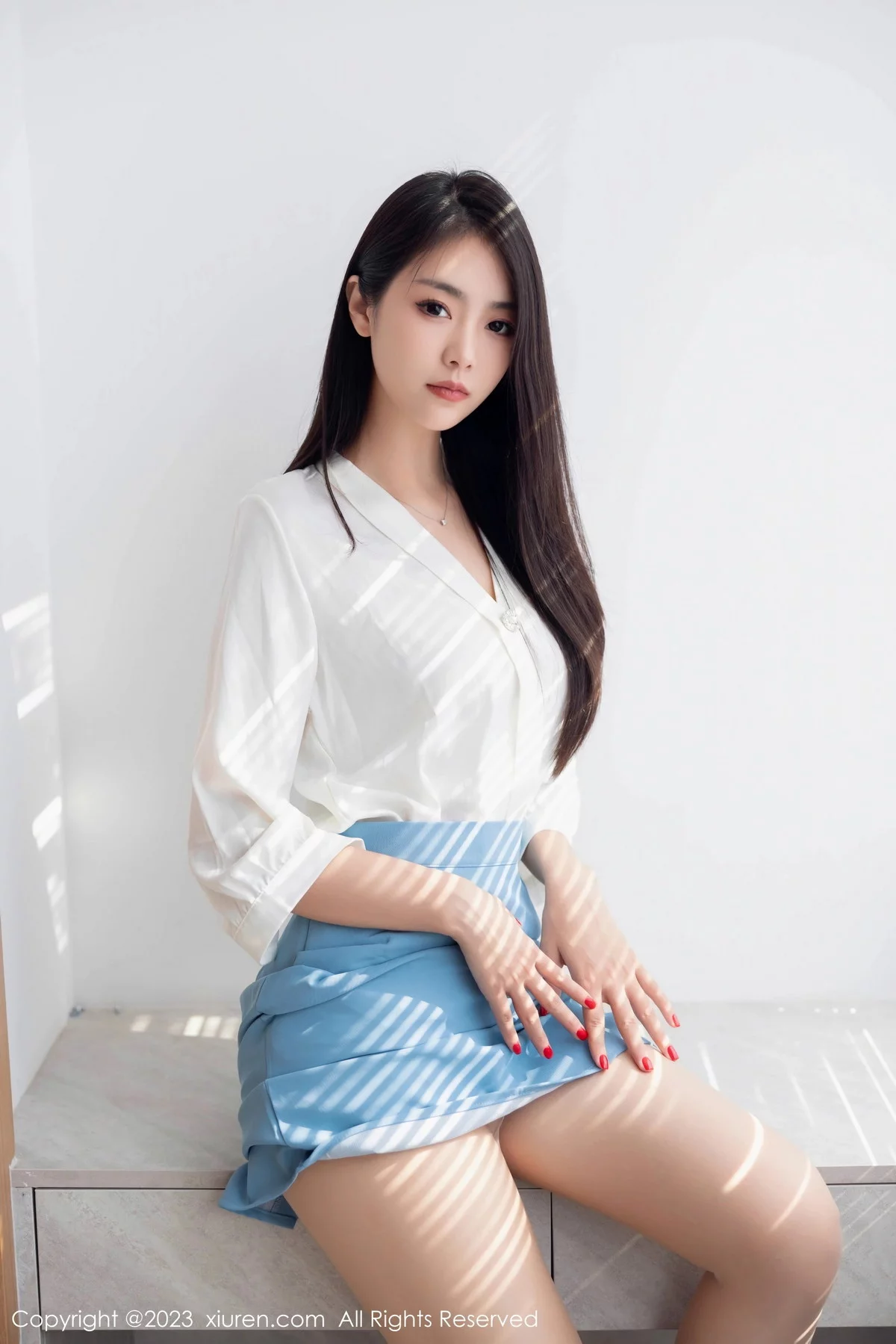 XiuRen第7314期_模特可乐Vicky性感白色上衣配蓝色裙露原色丝袜迷人诱惑写真81P