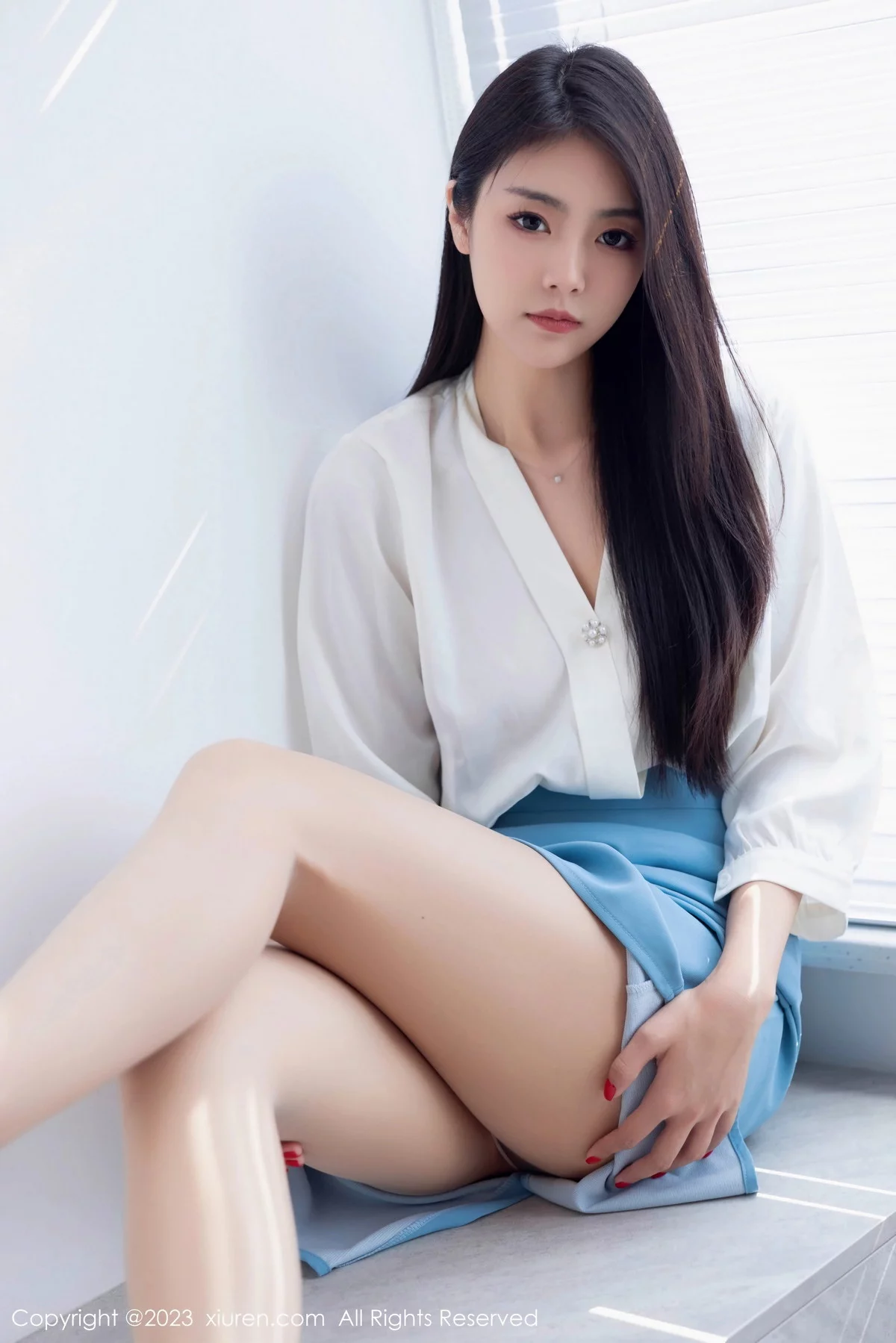 XiuRen第7314期_模特可乐Vicky性感白色上衣配蓝色裙露原色丝袜迷人诱惑写真81P