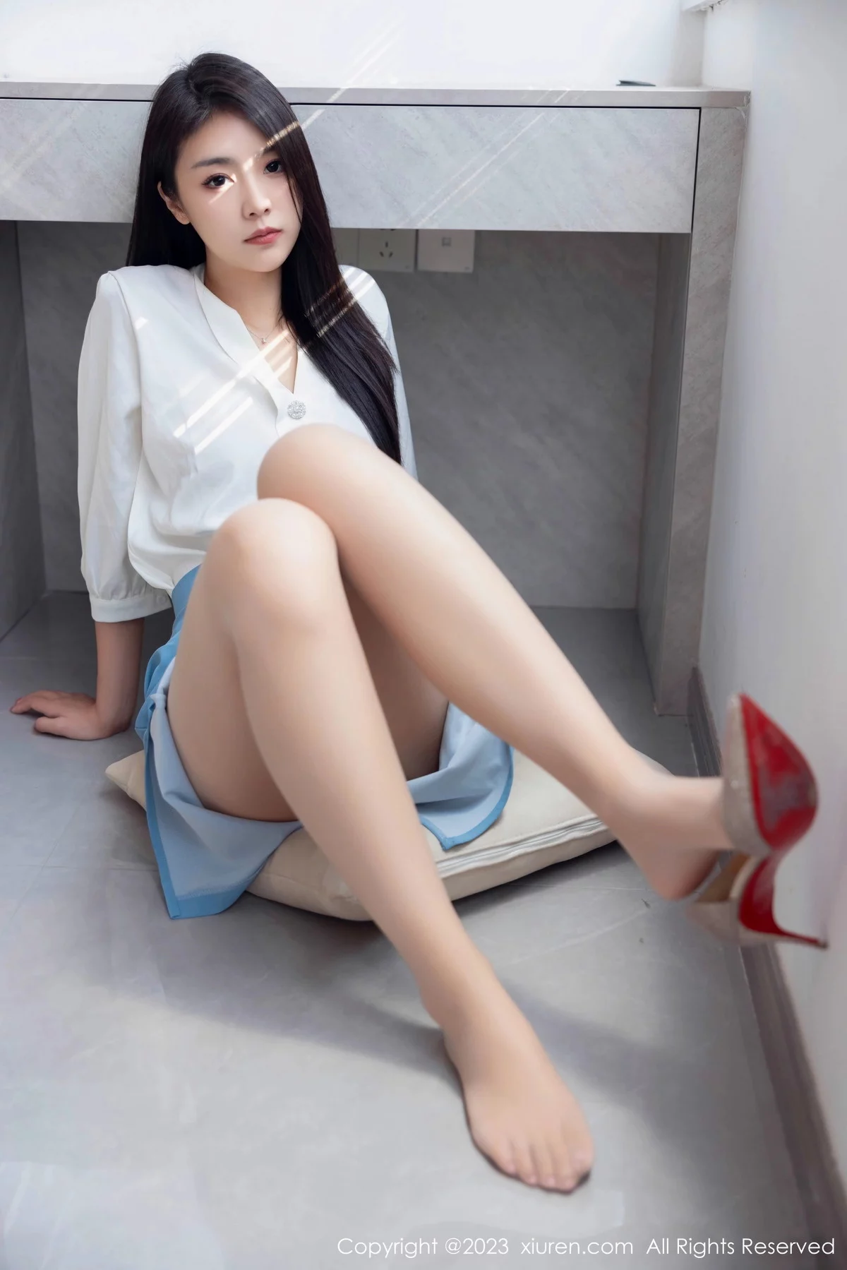 XiuRen第7314期_模特可乐Vicky性感白色上衣配蓝色裙露原色丝袜迷人诱惑写真81P