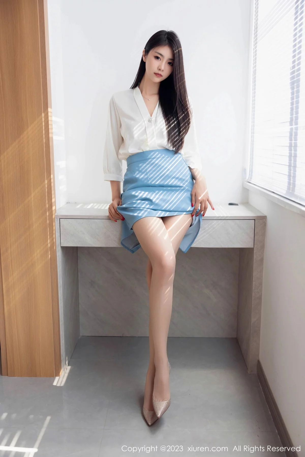 XiuRen第7314期_模特可乐Vicky性感白色上衣配蓝色裙露原色丝袜迷人诱惑写真81P