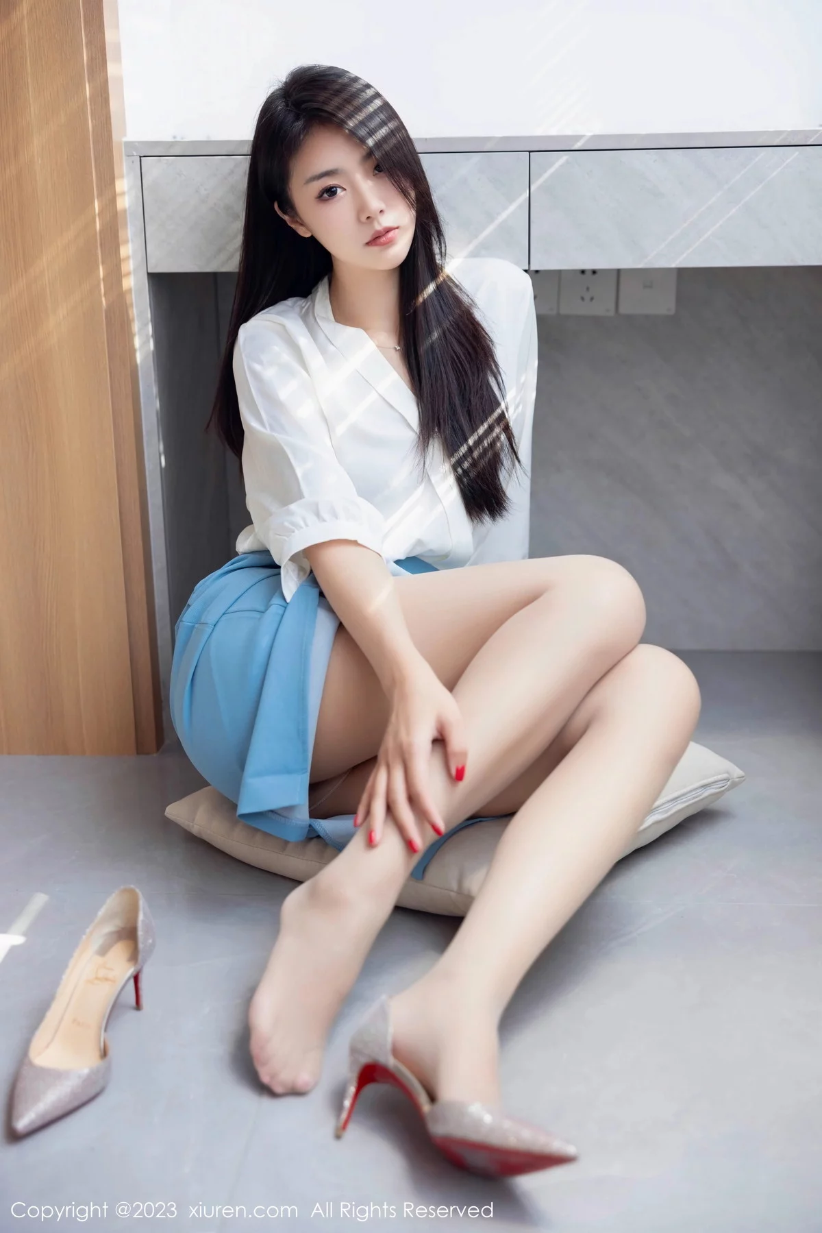 XiuRen第7314期_模特可乐Vicky性感白色上衣配蓝色裙露原色丝袜迷人诱惑写真81P