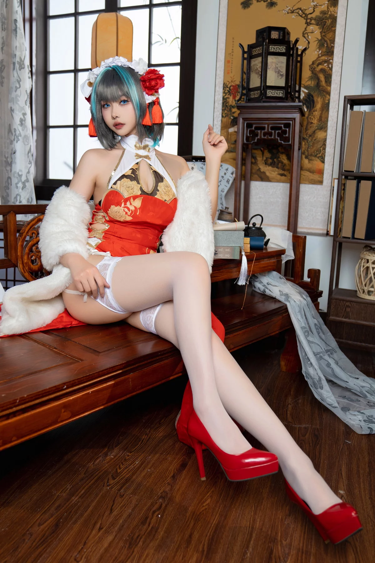 微博妹子Momoko葵葵柴郡本主题性感低胸礼裙+红色旗袍配白丝吊袜完美诱惑写真56P