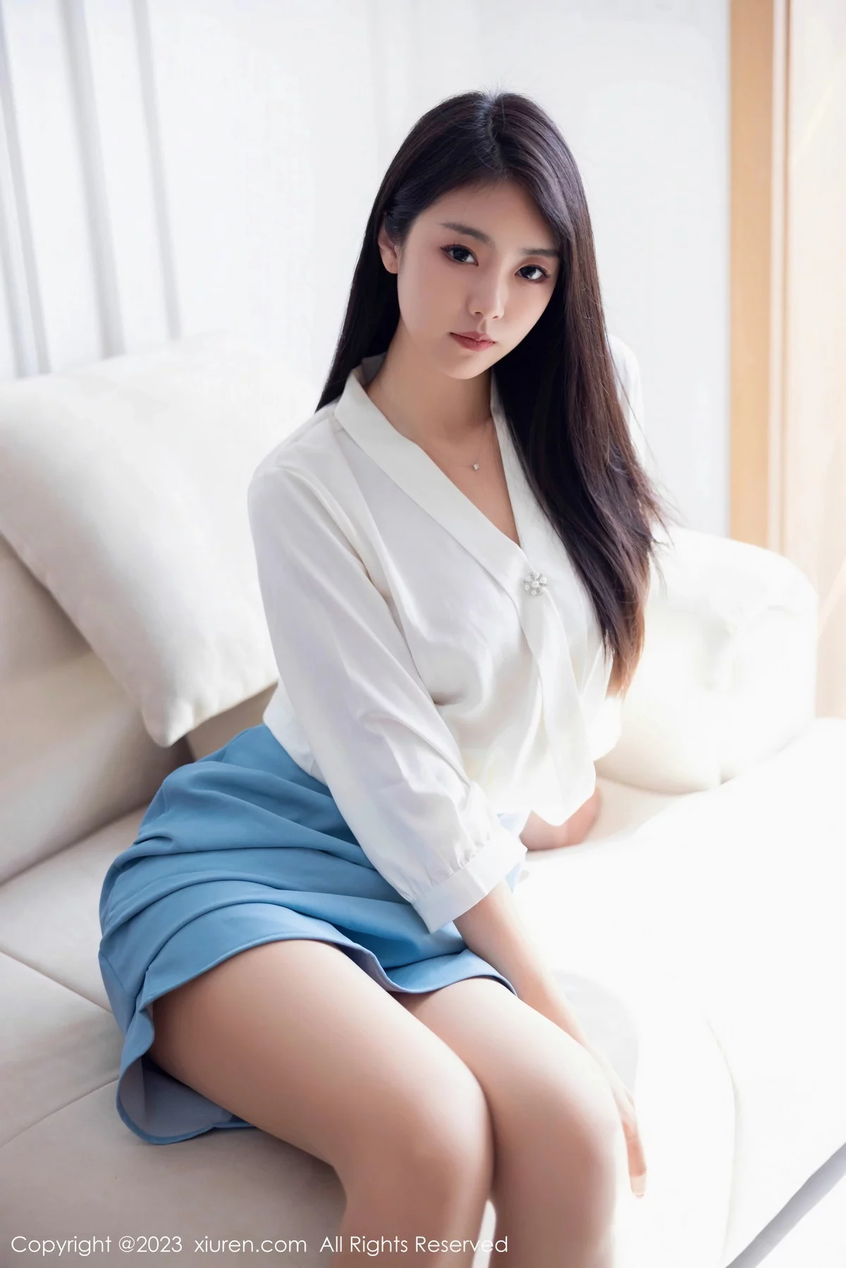 XiuRen第7314期_模特可乐Vicky性感白色上衣配蓝色裙露原色丝袜迷人诱惑写真81P