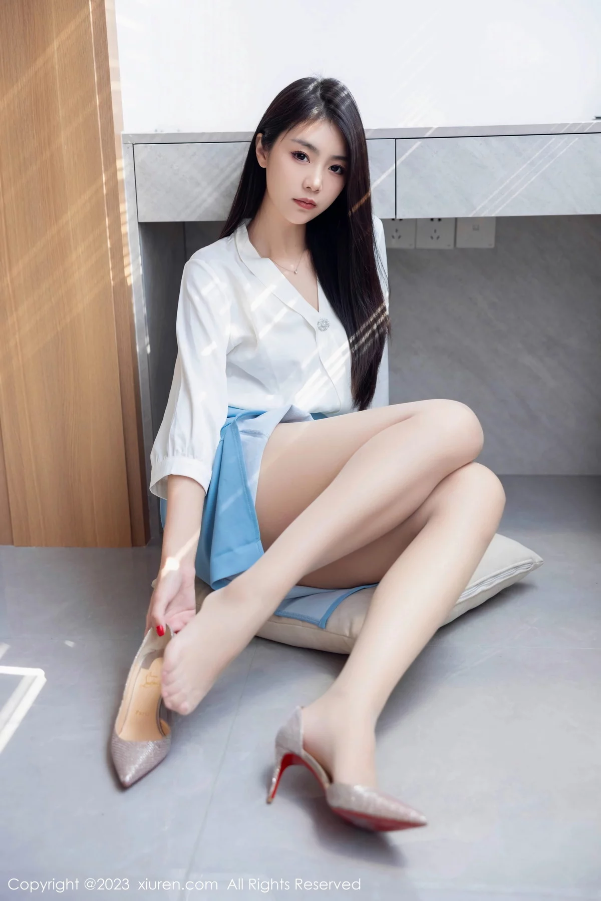 XiuRen第7314期_模特可乐Vicky性感白色上衣配蓝色裙露原色丝袜迷人诱惑写真81P