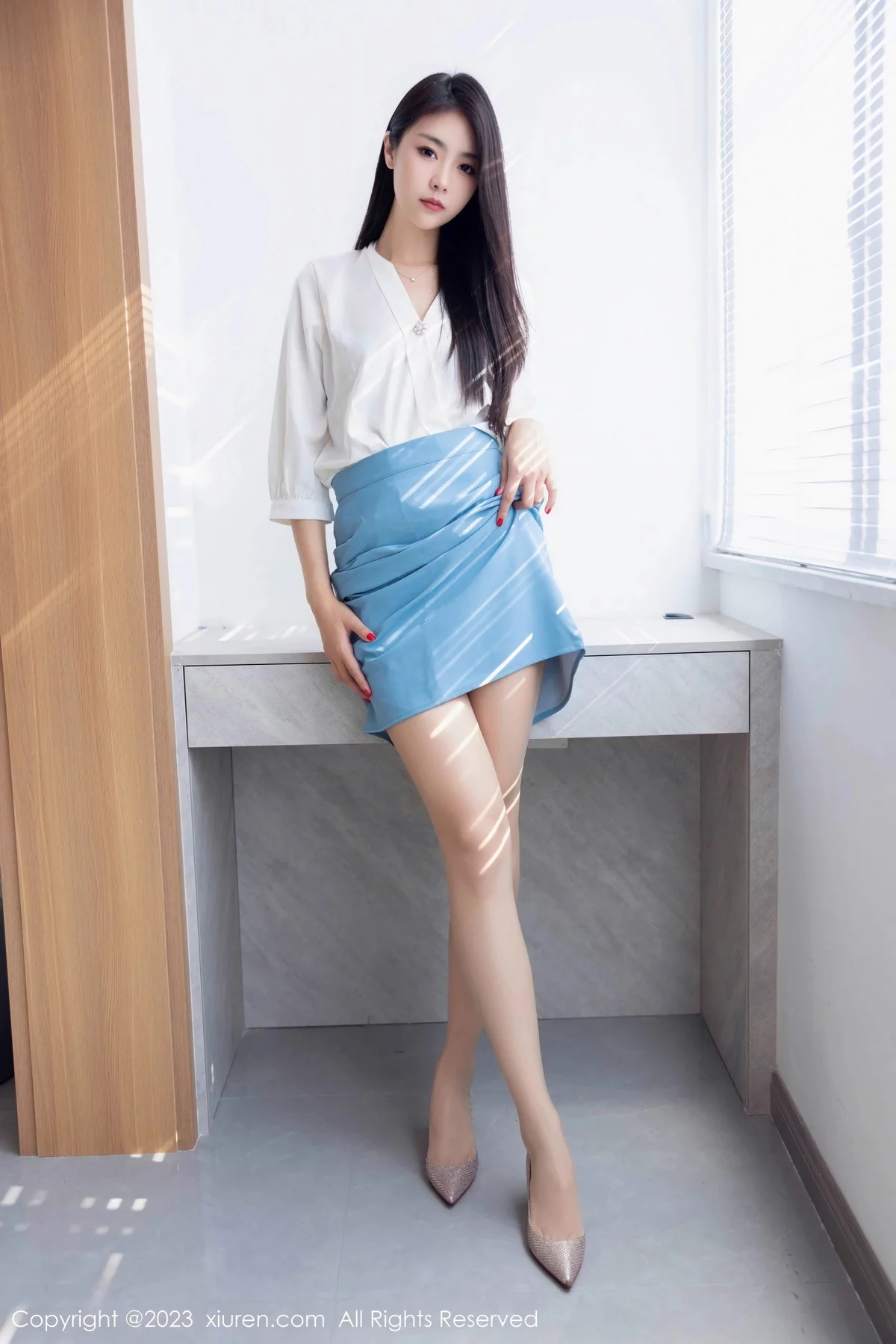 XiuRen第7314期_模特可乐Vicky性感白色上衣配蓝色裙露原色丝袜迷人诱惑写真81P