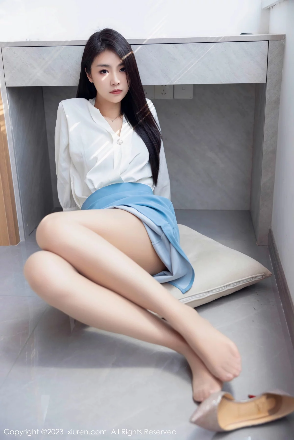 XiuRen第7314期_模特可乐Vicky性感白色上衣配蓝色裙露原色丝袜迷人诱惑写真81P