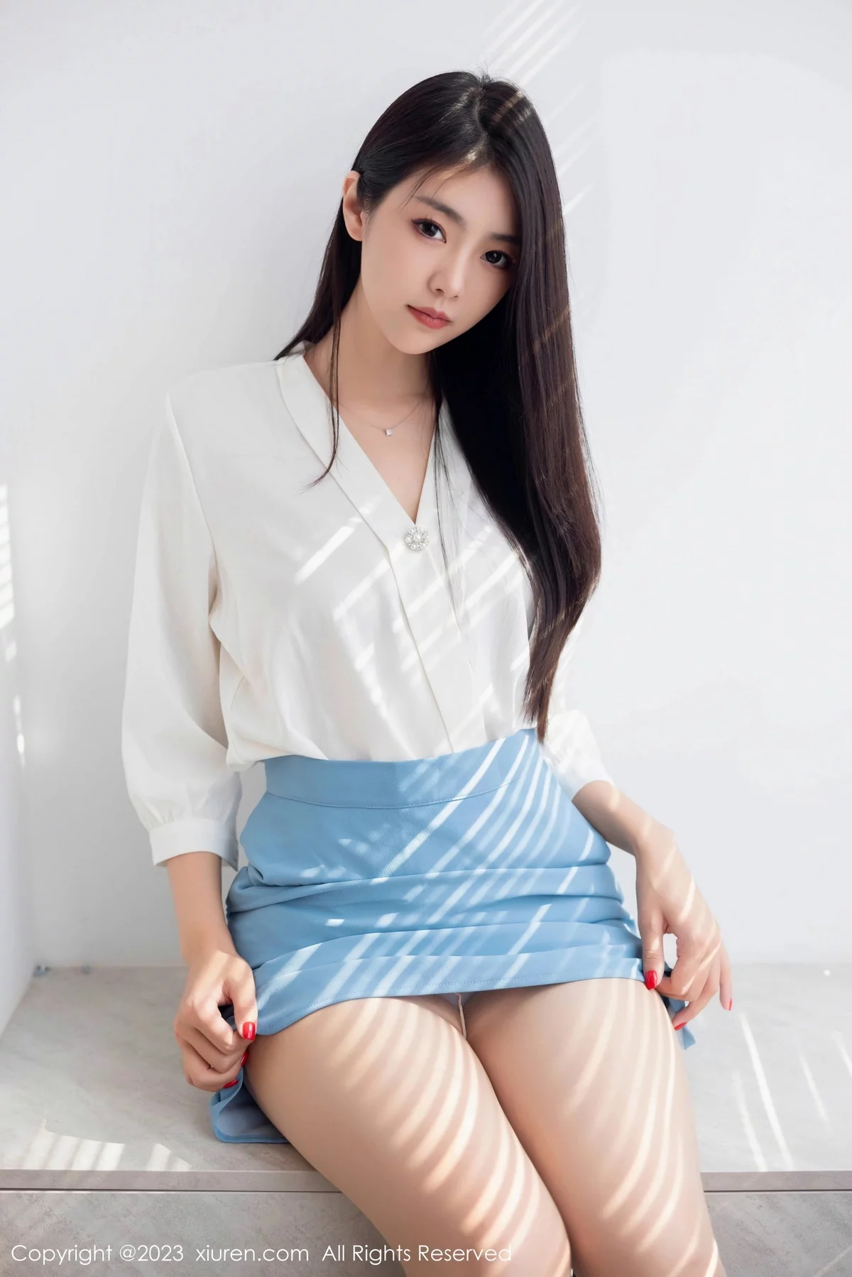 XiuRen第7314期_模特可乐Vicky性感白色上衣配蓝色裙露原色丝袜迷人诱惑写真81P