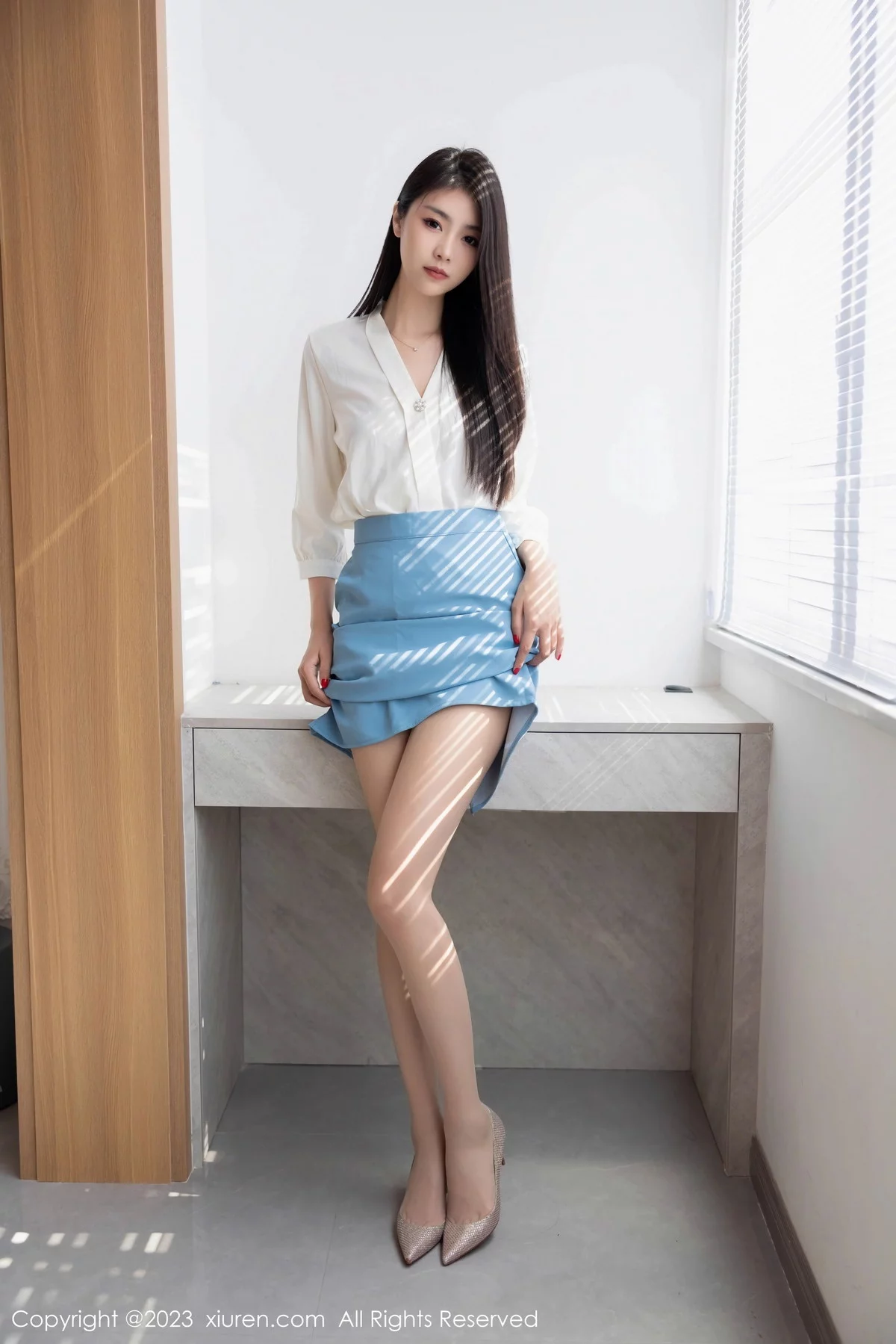 XiuRen第7314期_模特可乐Vicky性感白色上衣配蓝色裙露原色丝袜迷人诱惑写真81P