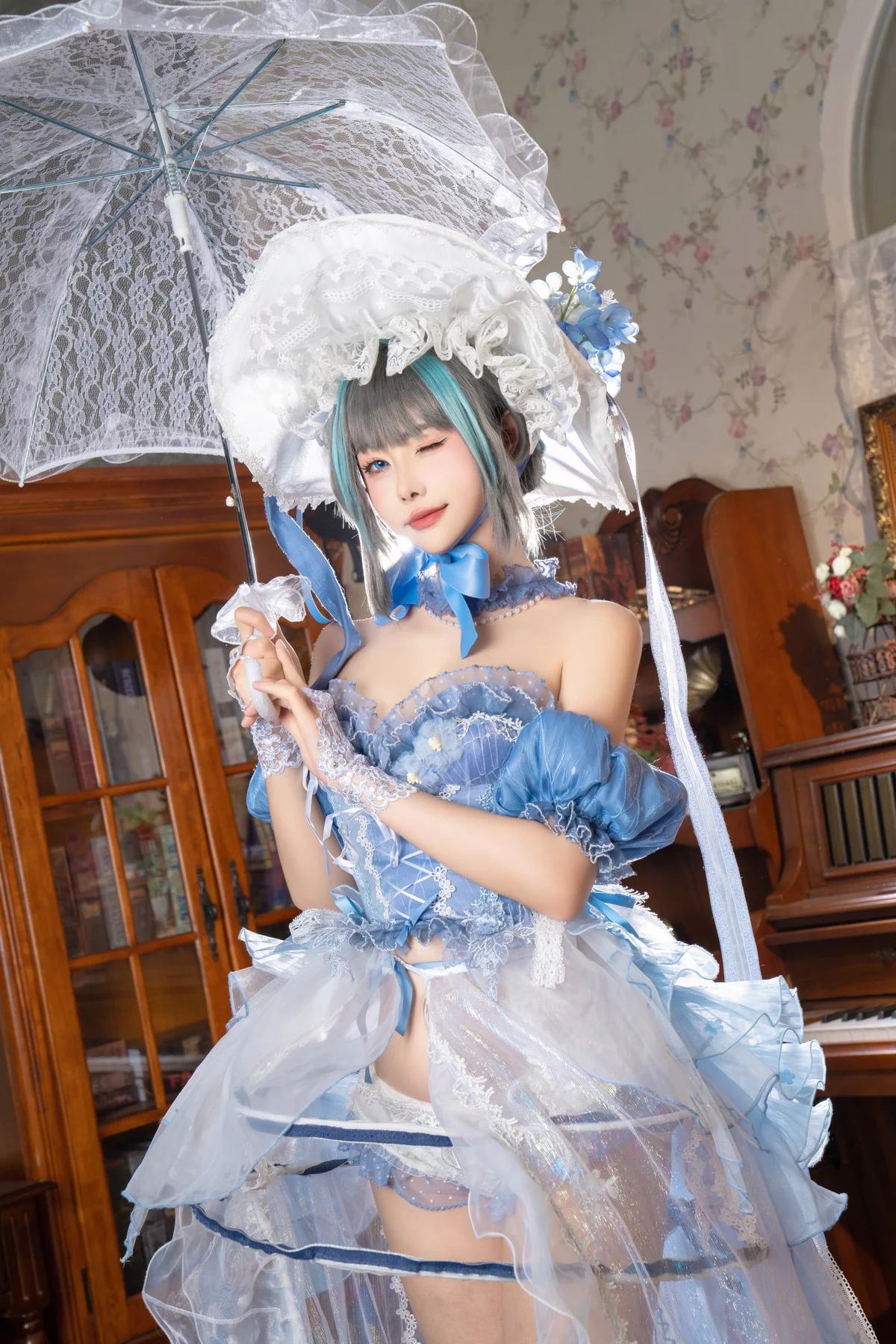 微博妹子Momoko葵葵柴郡本主题性感低胸礼裙+红色旗袍配白丝吊袜完美诱惑写真56P