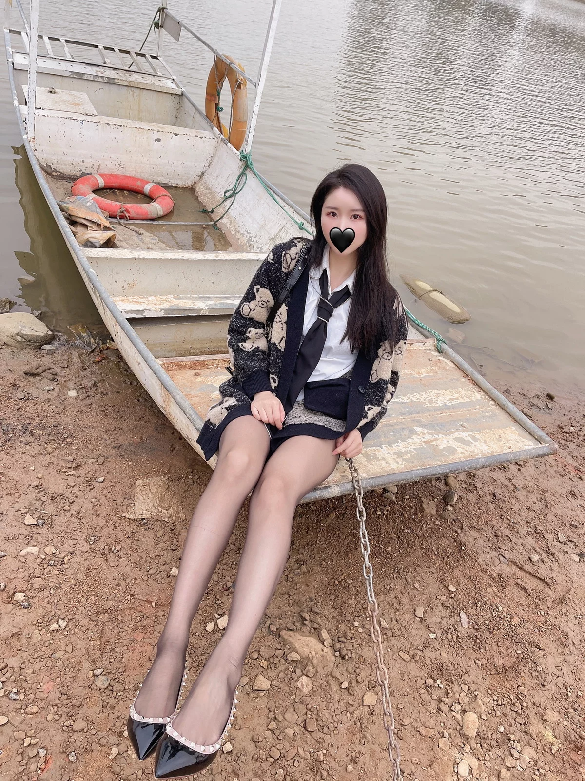 微博博主July芝岚毛衣风采主题户外黑色毛衣下性感白T配超薄黑丝迷人诱惑写真56P