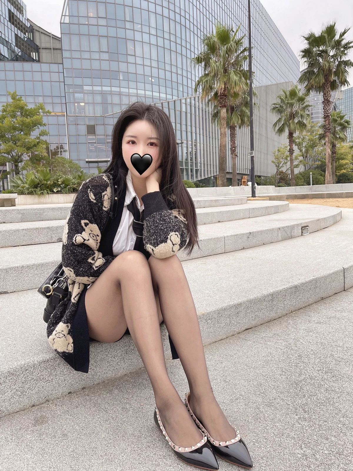 微博博主July芝岚毛衣风采主题户外黑色毛衣下性感白T配超薄黑丝迷人诱惑写真56P