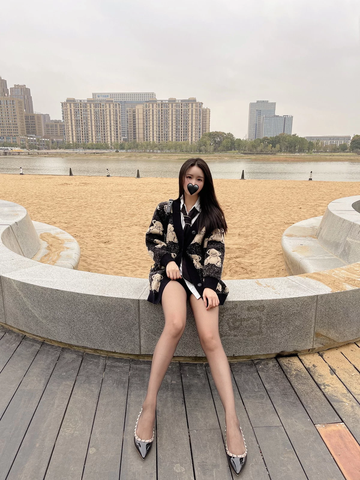 微博博主July芝岚毛衣风采主题户外黑色毛衣下性感白T配超薄黑丝迷人诱惑写真56P