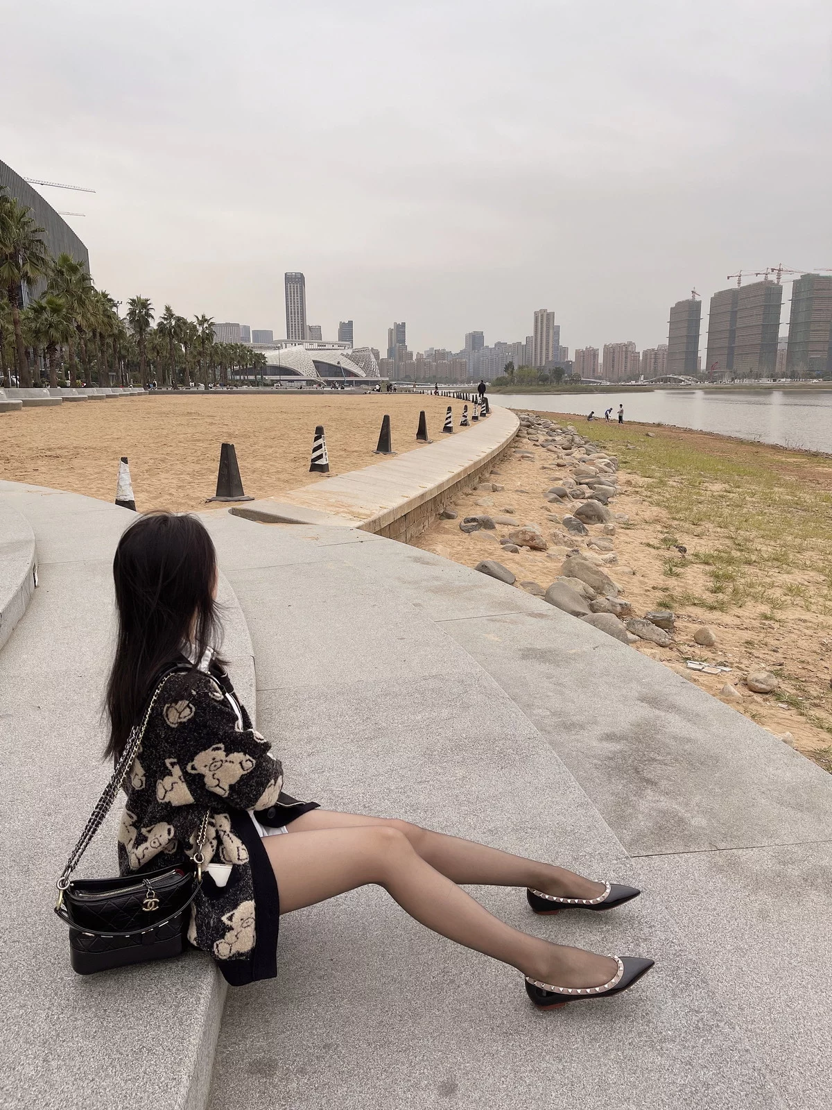 微博博主July芝岚毛衣风采主题户外黑色毛衣下性感白T配超薄黑丝迷人诱惑写真56P