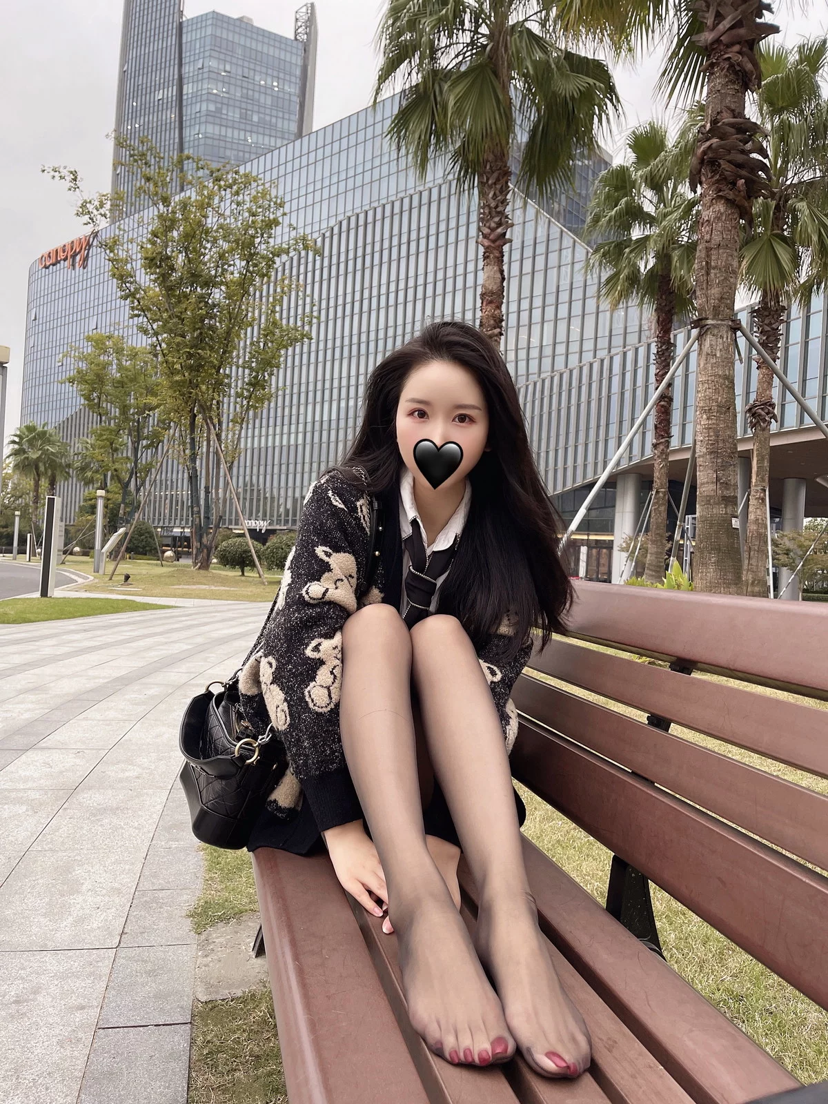 微博博主July芝岚毛衣风采主题户外黑色毛衣下性感白T配超薄黑丝迷人诱惑写真56P