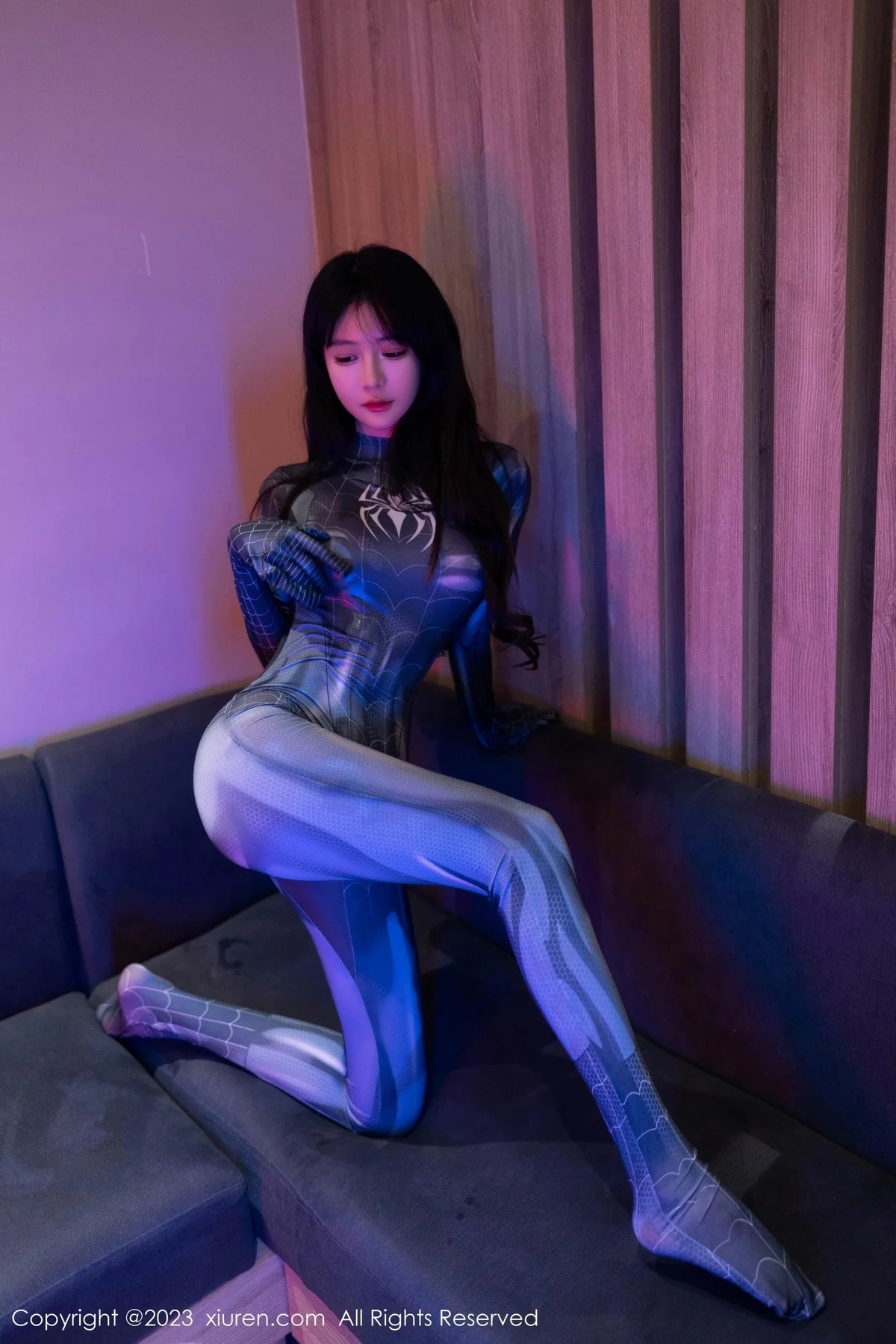 XiuRen第7326期_模特幼幼暗色灯光下性感银灰蜘蛛侠服紧身秀完美身材诱惑写真77P