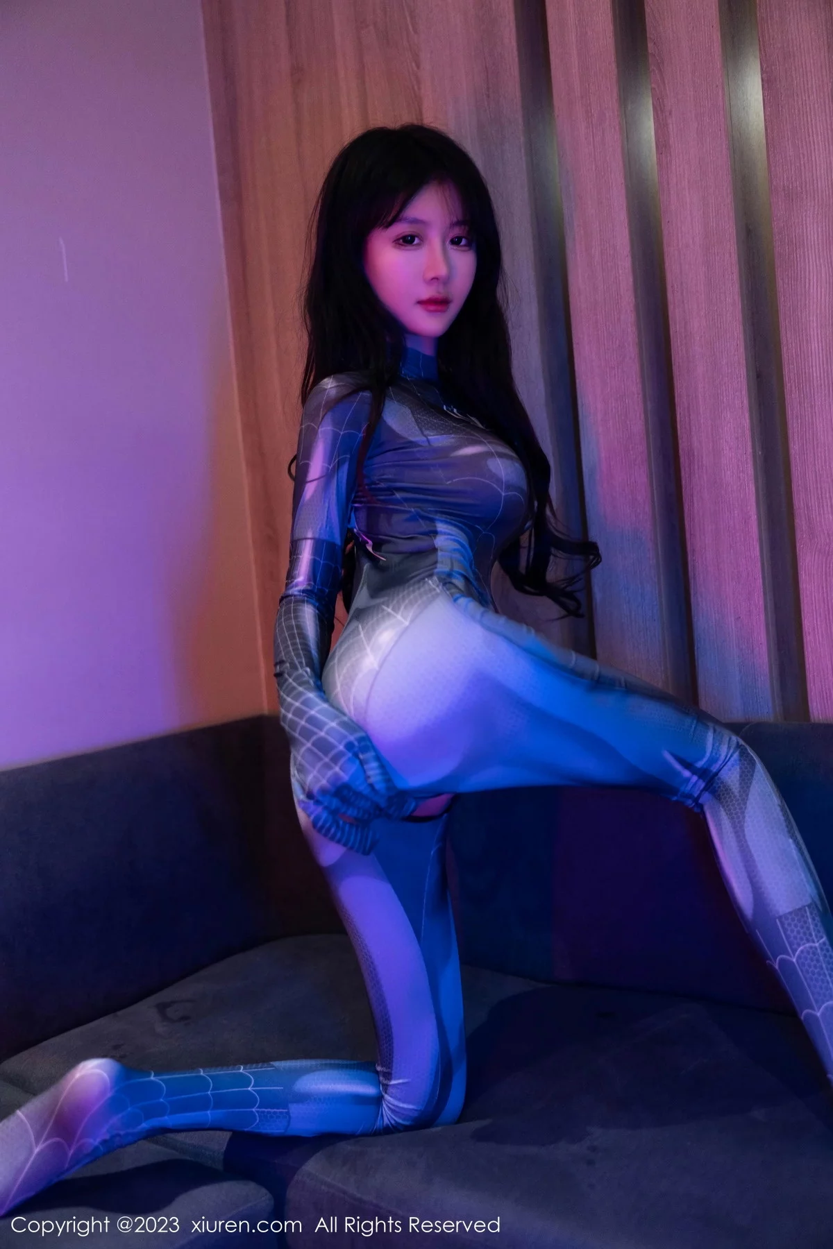 XiuRen第7326期_模特幼幼暗色灯光下性感银灰蜘蛛侠服紧身秀完美身材诱惑写真77P