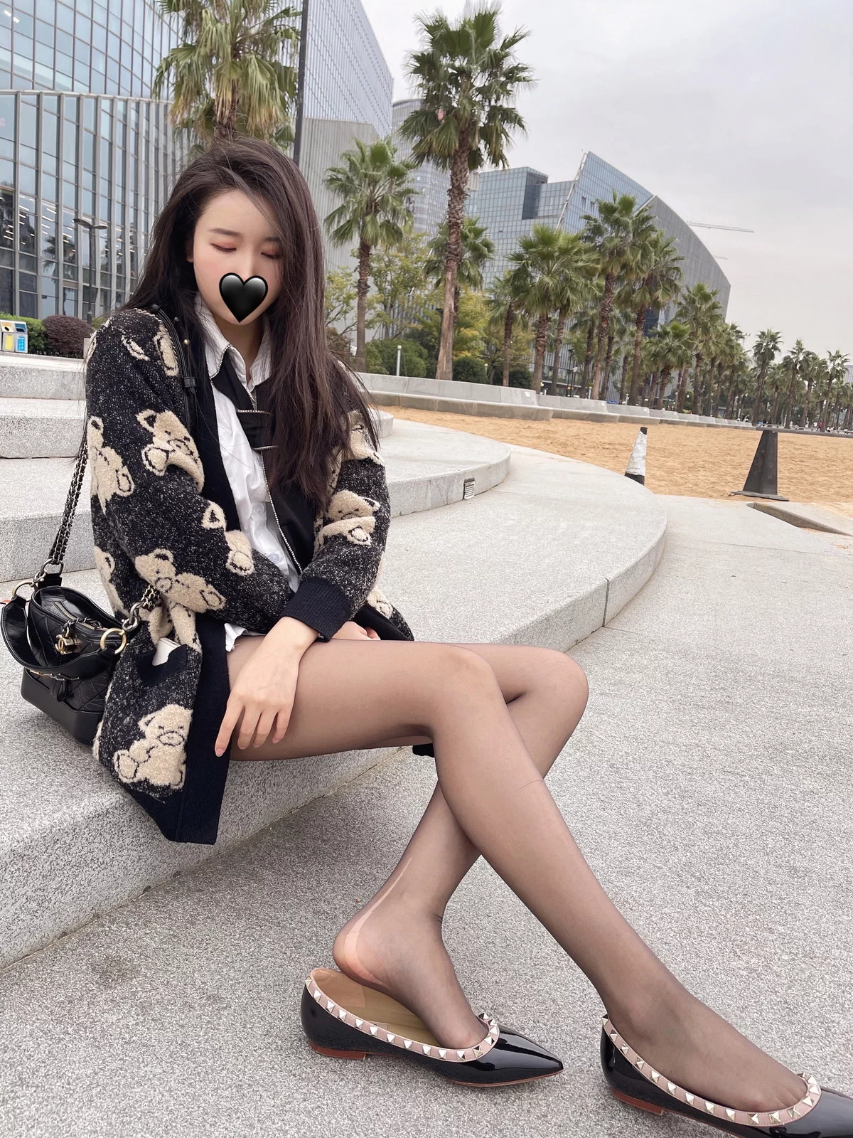 微博博主July芝岚毛衣风采主题户外黑色毛衣下性感白T配超薄黑丝迷人诱惑写真56P