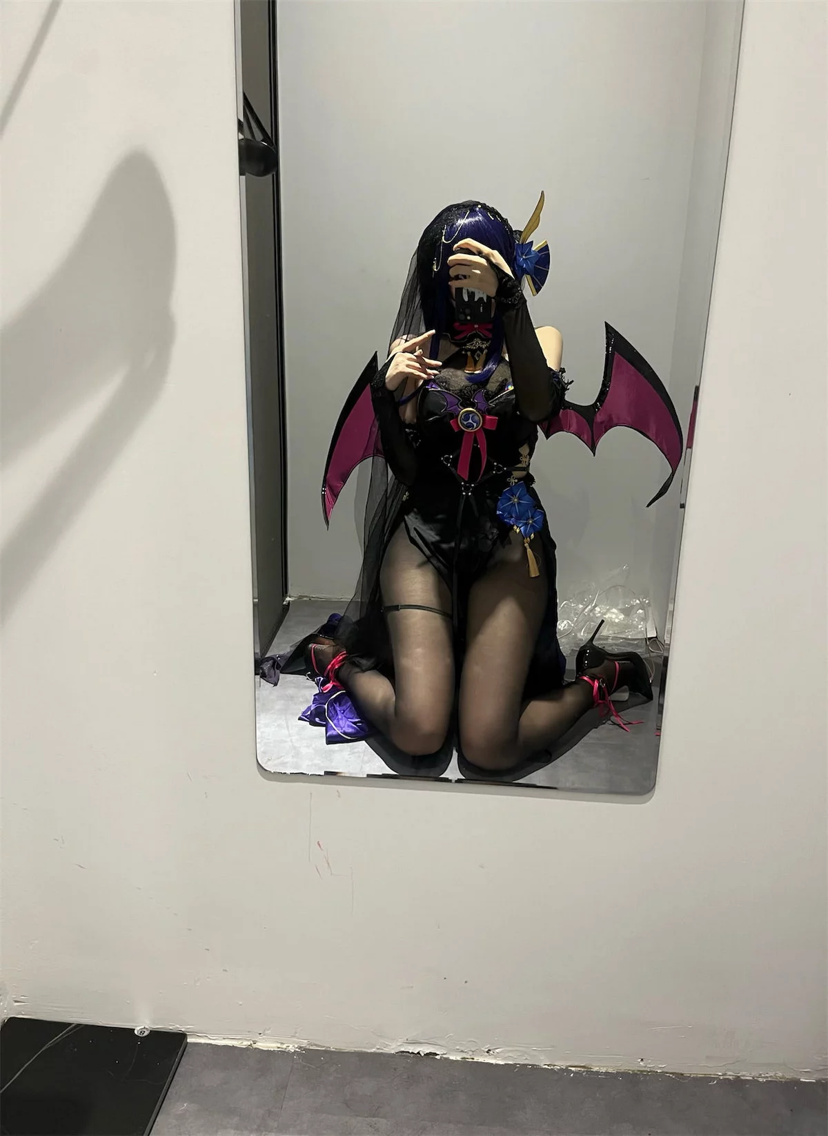 动漫博主安食Ajiki雷电将军魅魔主题性感黑色礼服配超薄黑丝秀美腿诱惑写真35P