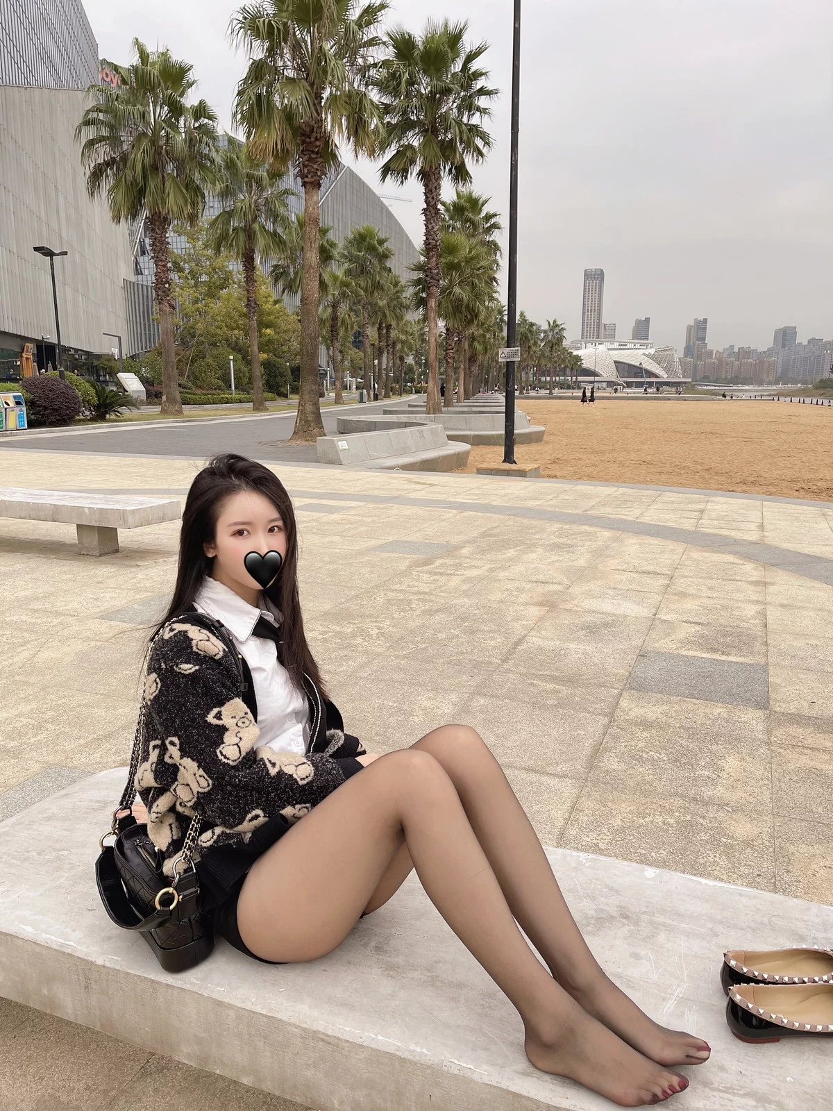 微博博主July芝岚毛衣风采主题户外黑色毛衣下性感白T配超薄黑丝迷人诱惑写真56P