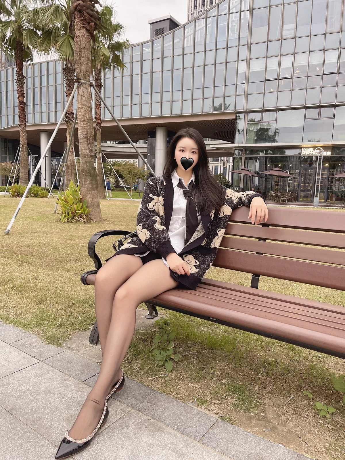 微博博主July芝岚毛衣风采主题户外黑色毛衣下性感白T配超薄黑丝迷人诱惑写真56P