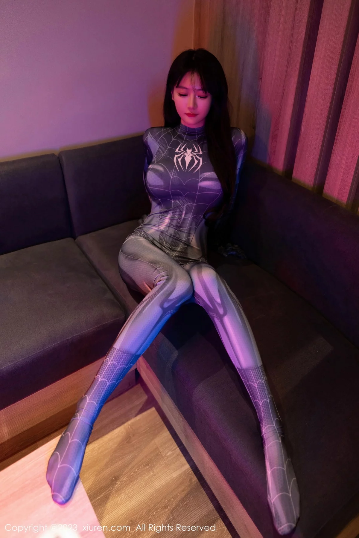 XiuRen第7326期_模特幼幼暗色灯光下性感银灰蜘蛛侠服紧身秀完美身材诱惑写真77P