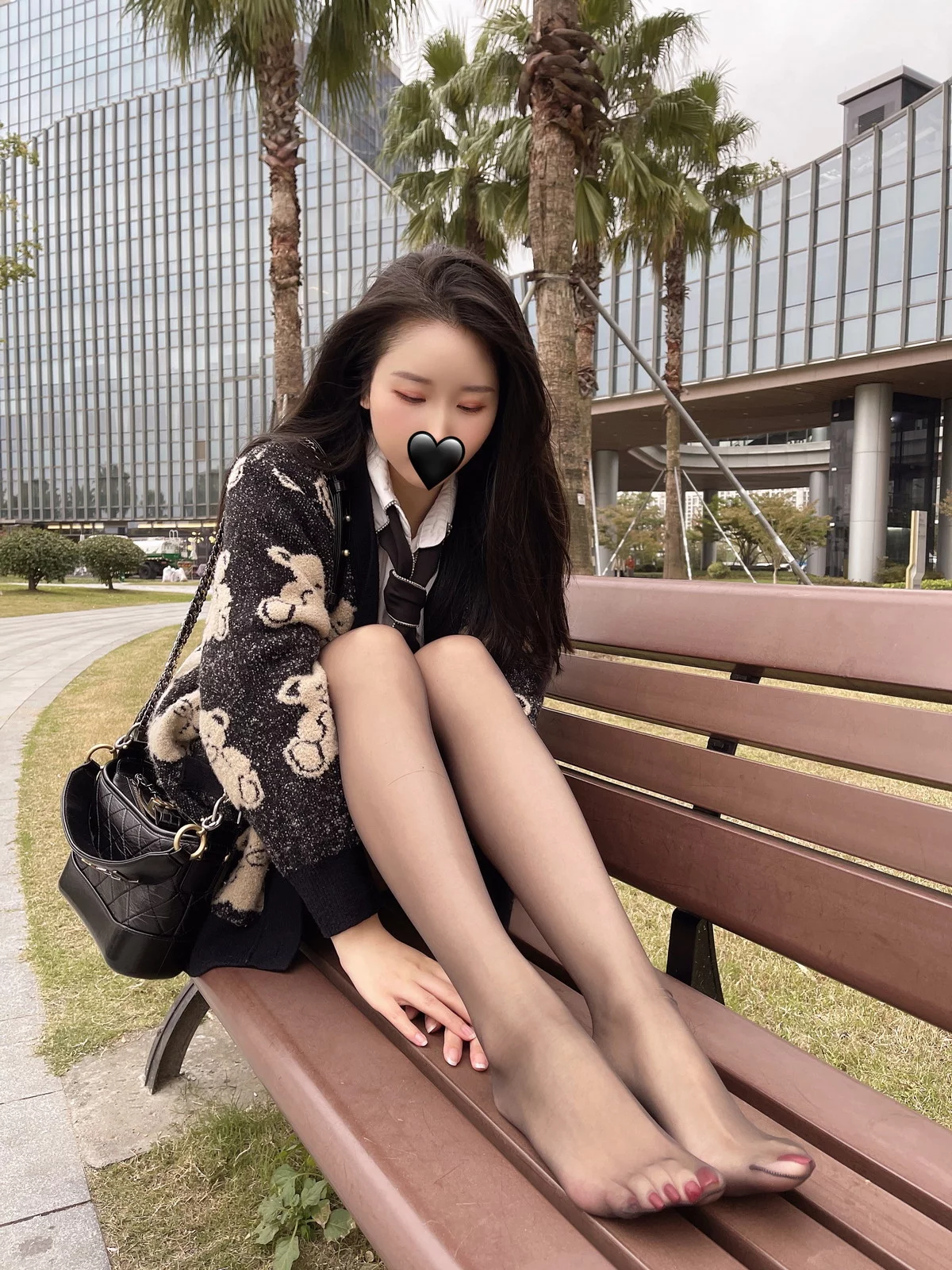 微博博主July芝岚毛衣风采主题户外黑色毛衣下性感白T配超薄黑丝迷人诱惑写真56P