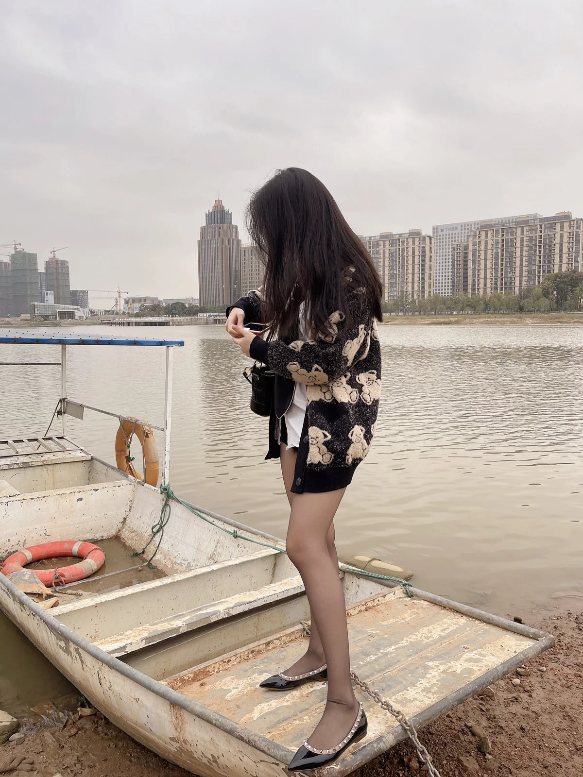 微博博主July芝岚毛衣风采主题户外黑色毛衣下性感白T配超薄黑丝迷人诱惑写真56P