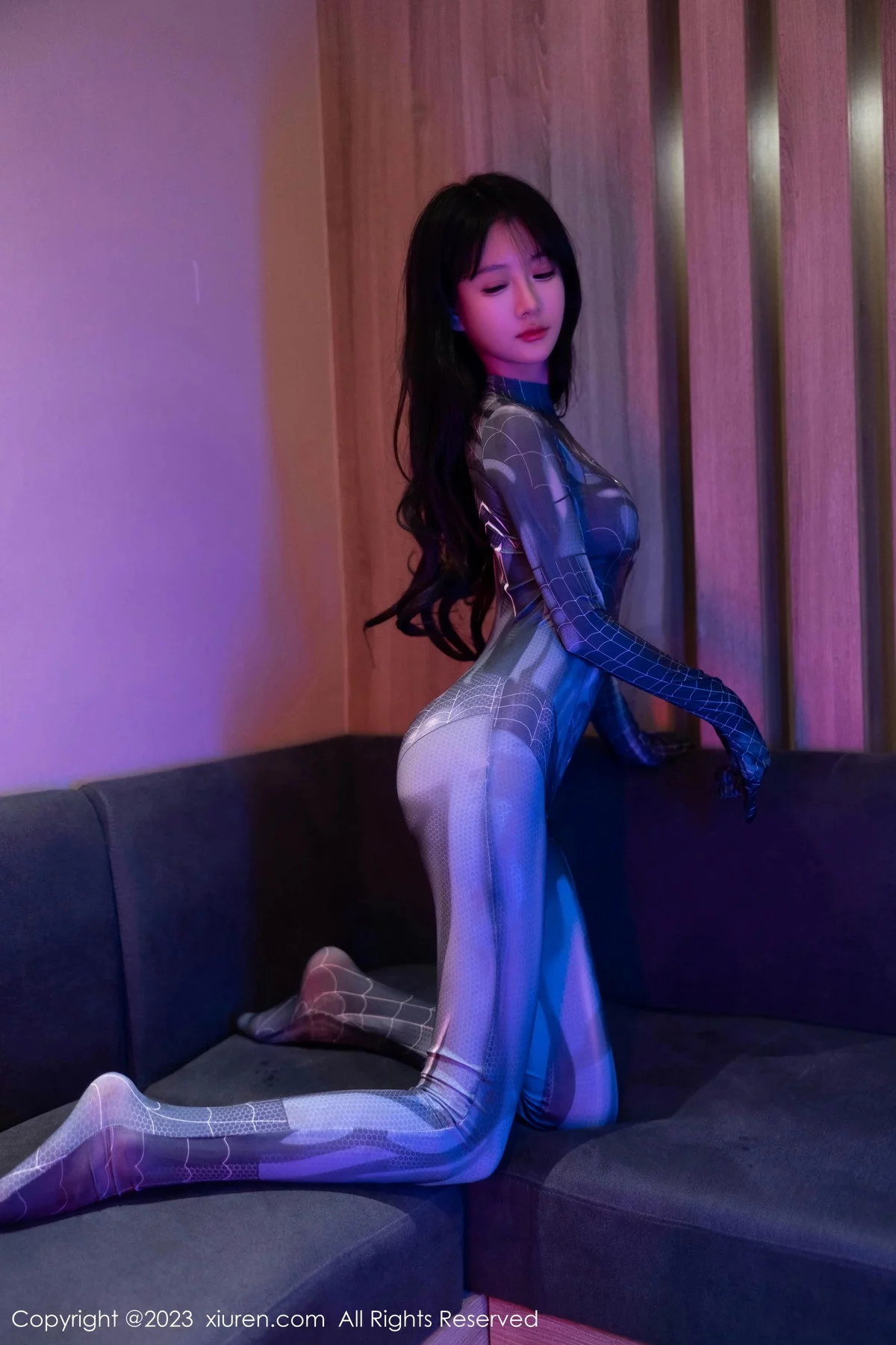 XiuRen第7326期_模特幼幼暗色灯光下性感银灰蜘蛛侠服紧身秀完美身材诱惑写真77P