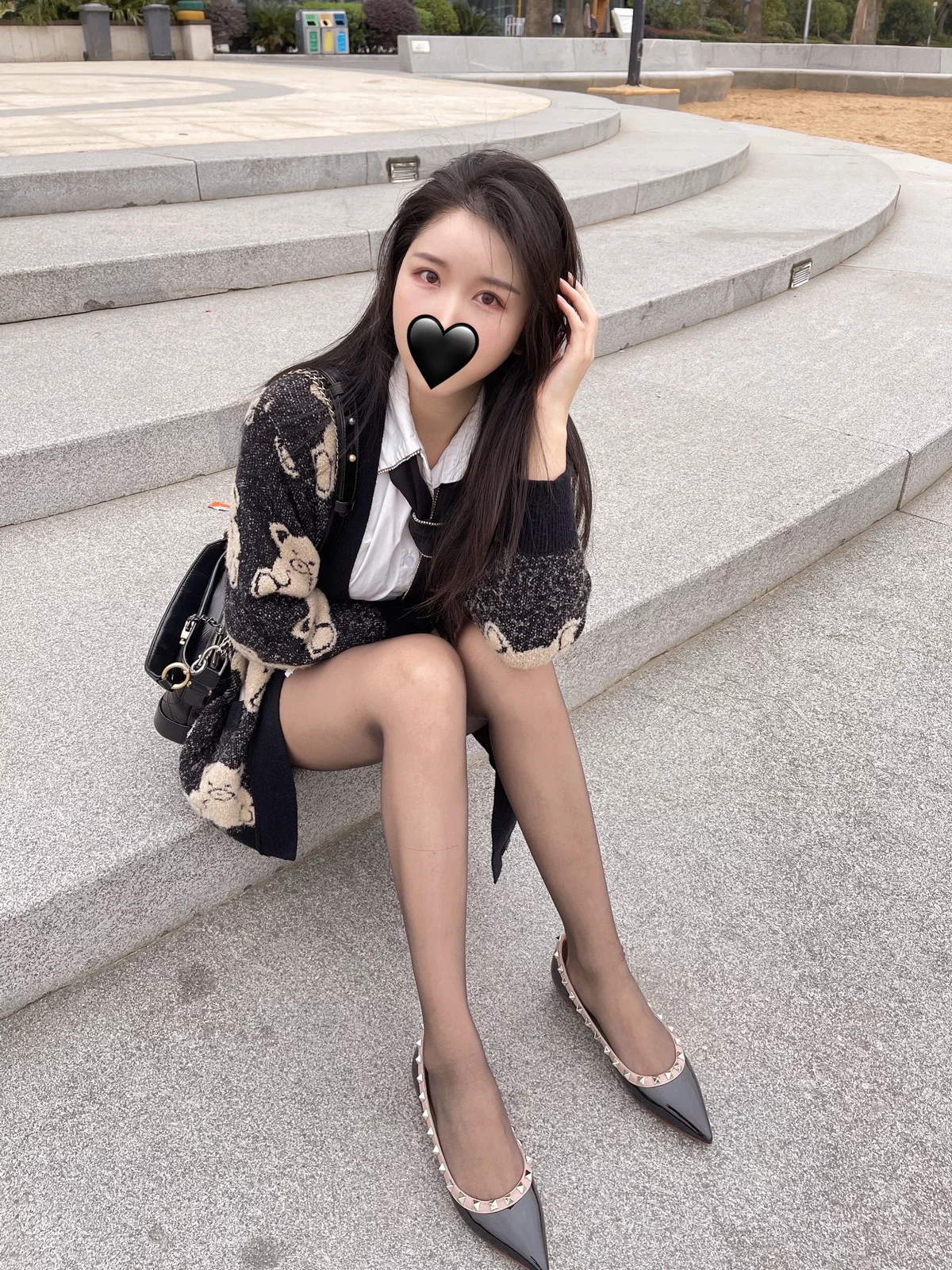 微博博主July芝岚毛衣风采主题户外黑色毛衣下性感白T配超薄黑丝迷人诱惑写真56P