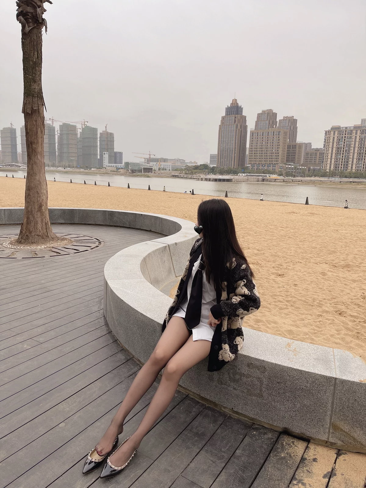 微博博主July芝岚毛衣风采主题户外黑色毛衣下性感白T配超薄黑丝迷人诱惑写真56P