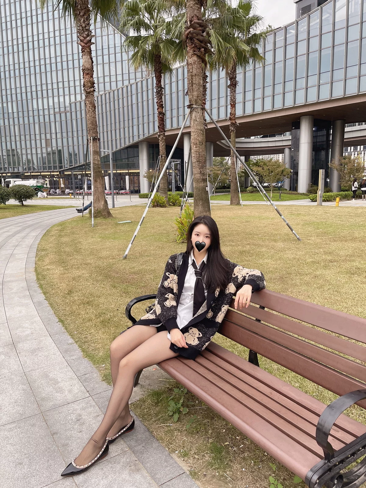 微博博主July芝岚毛衣风采主题户外黑色毛衣下性感白T配超薄黑丝迷人诱惑写真56P