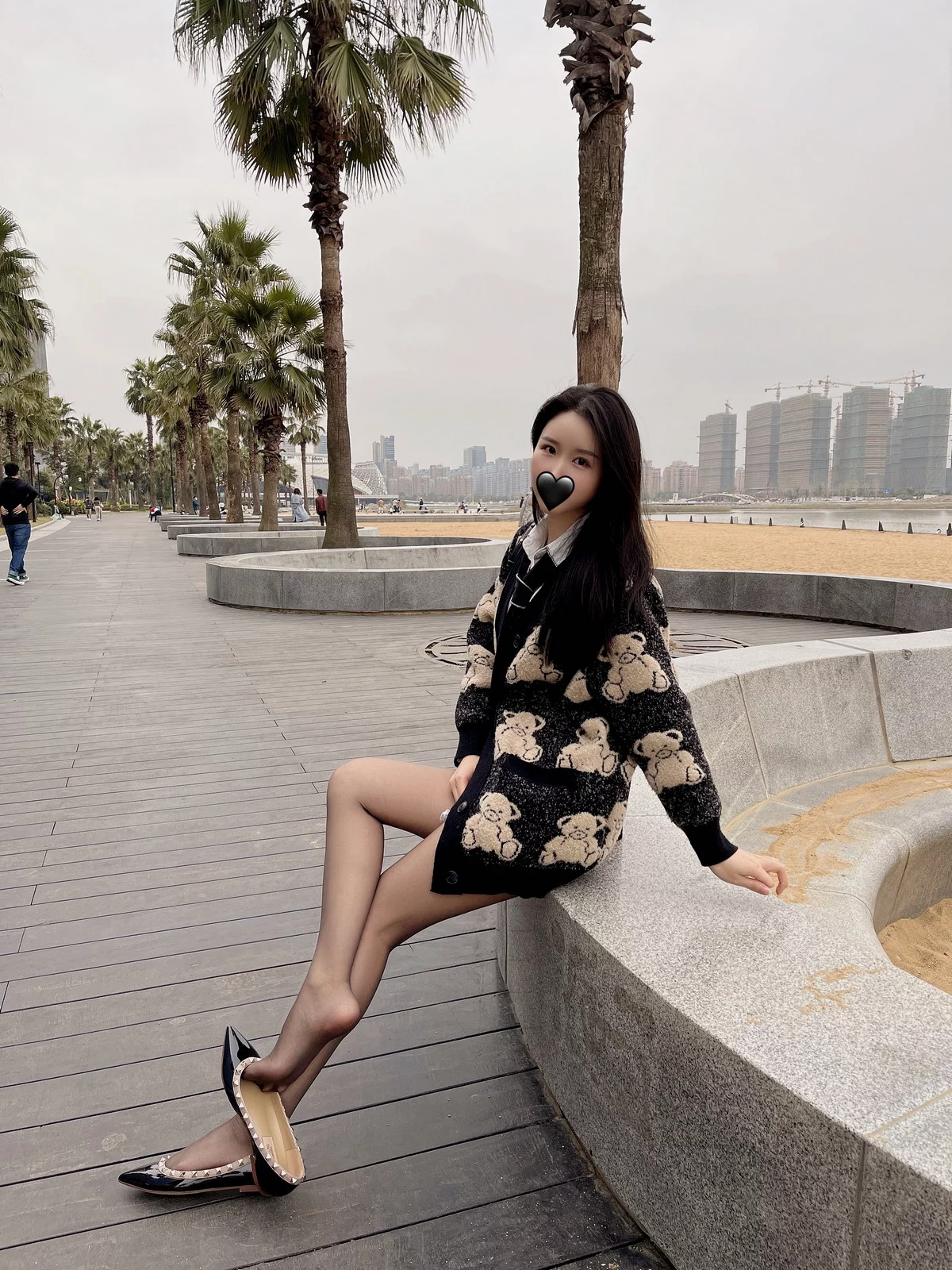 微博博主July芝岚毛衣风采主题户外黑色毛衣下性感白T配超薄黑丝迷人诱惑写真56P