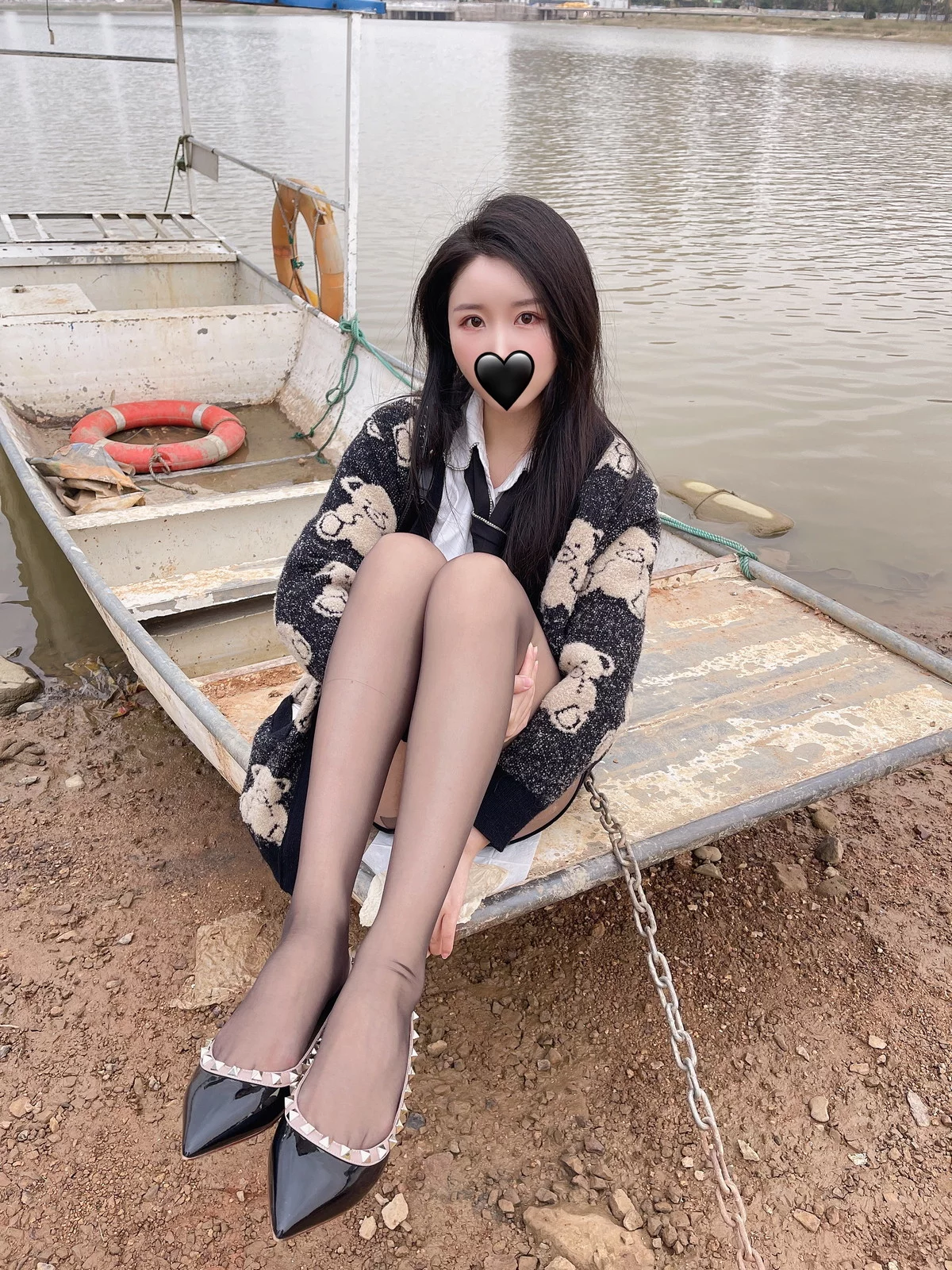 微博博主July芝岚毛衣风采主题户外黑色毛衣下性感白T配超薄黑丝迷人诱惑写真56P