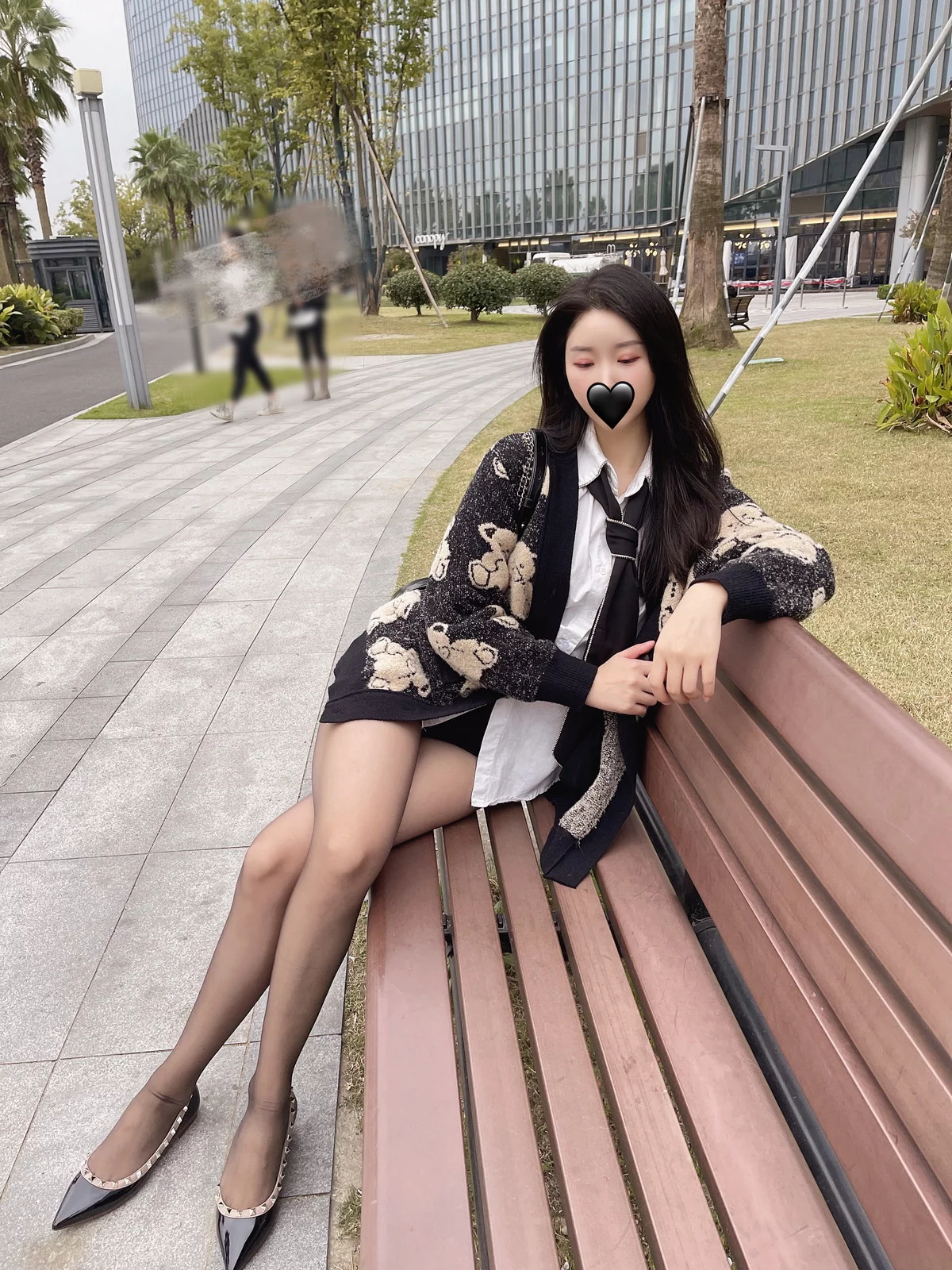 微博博主July芝岚毛衣风采主题户外黑色毛衣下性感白T配超薄黑丝迷人诱惑写真56P