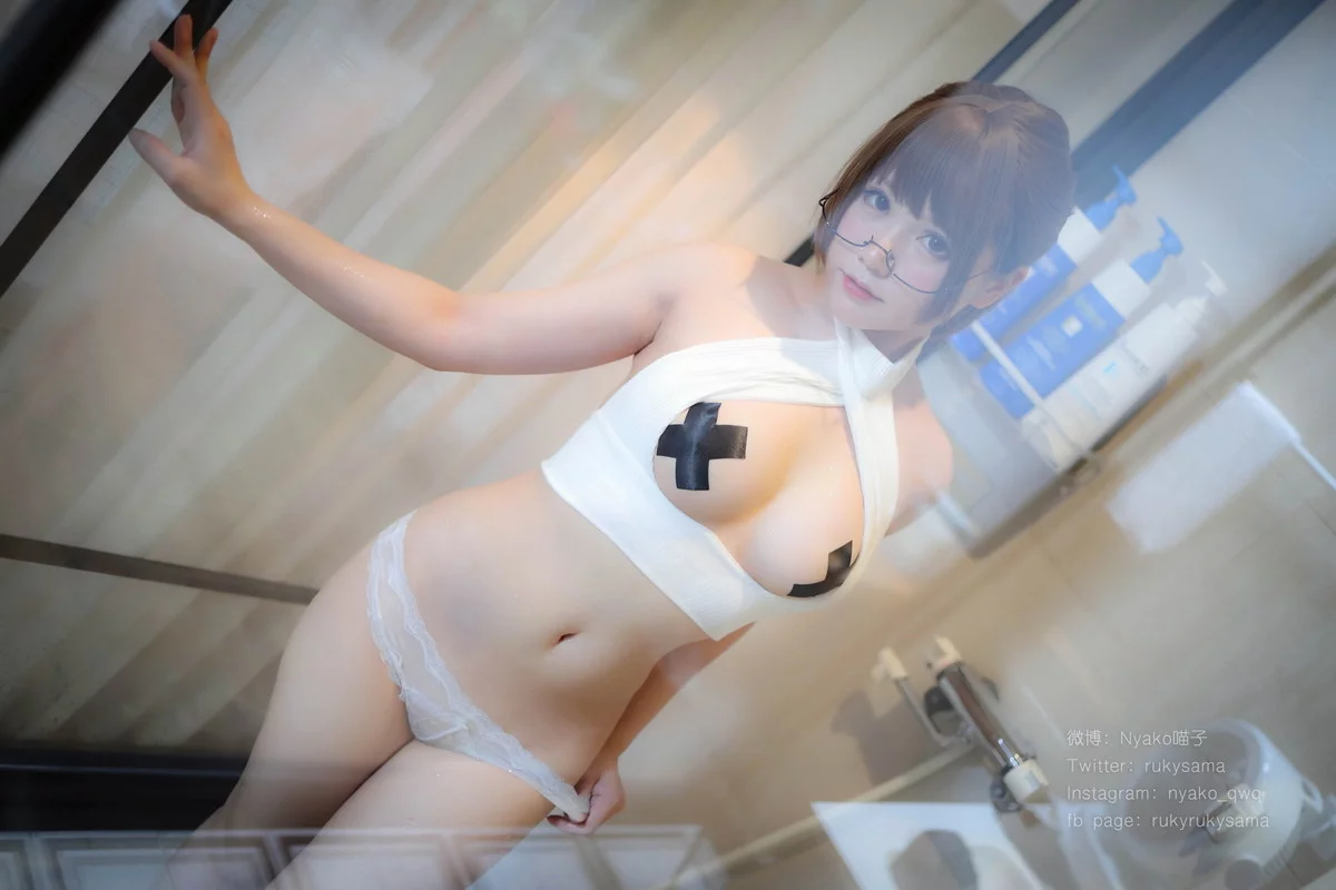 网络美女Nyako喵子护士服主题性感白色护士服配超薄黑丝露黑色内衣诱惑写真155P
